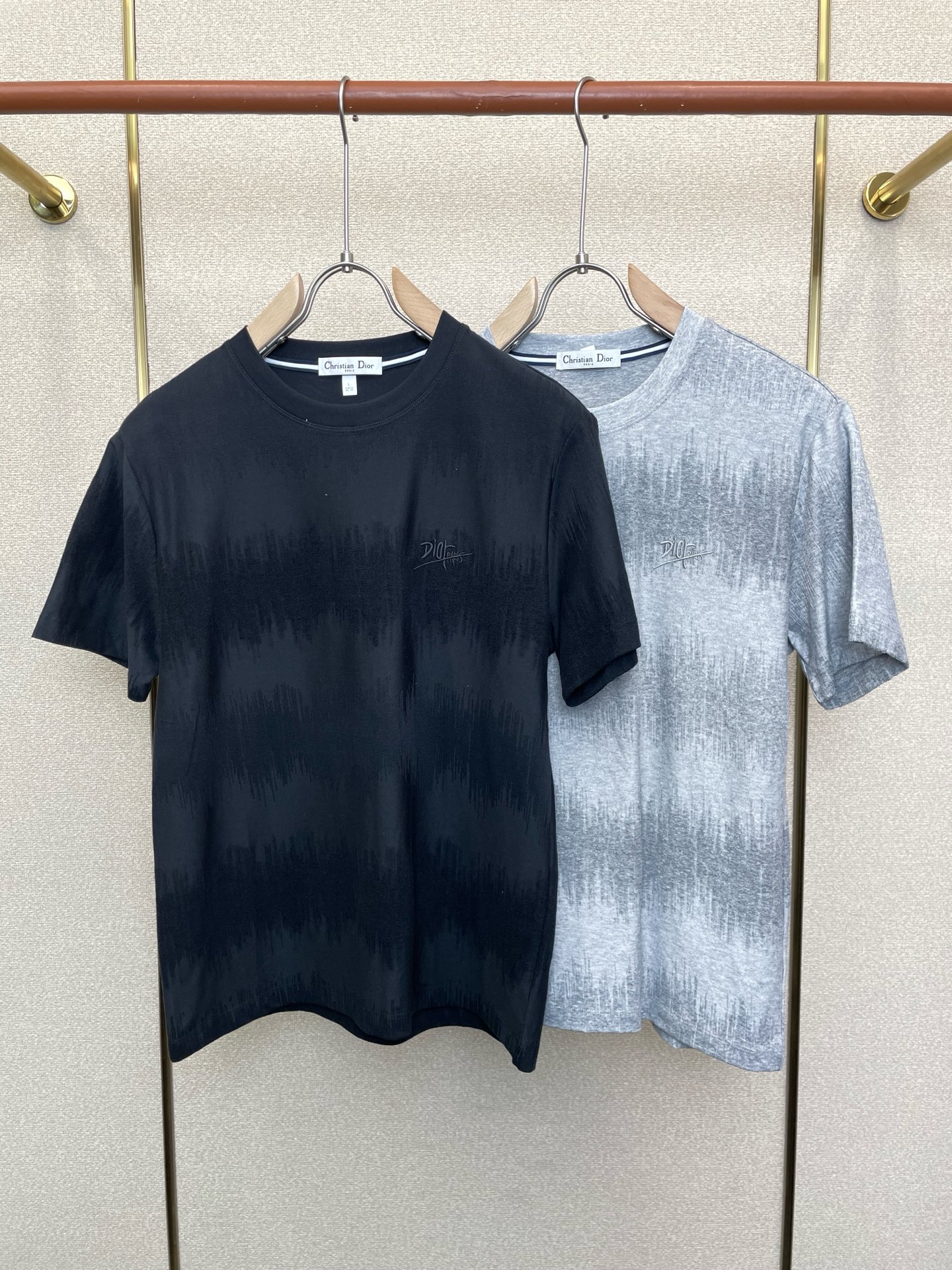 NO:873507,.Dior Dior’s new and popular men’s casual short-sleeved original model. High-end customization. High version. Fashionable and versatile imported fabrics. Super soft and delicate feel. Skin-friendly and comfortable to wear. High-end boutique. The upper body is exquisitely made by the factory. A must-have item for men. Three complete standards. Size M-3XL, dior, dior, T-shirt,19860909.Dior迪奥砸锅卖铁都要上的新款新款原单男士休闲短袖 高端定制 高版本 时尚百搭爆款进口面料 手感超柔软细腻 穿着亲肤舒适 高端精品 代工厂精细做上身非常赞 男士必备单品 三标齐全 码数M-3XL,,dior,dior,T-shirt,,Men's clothing