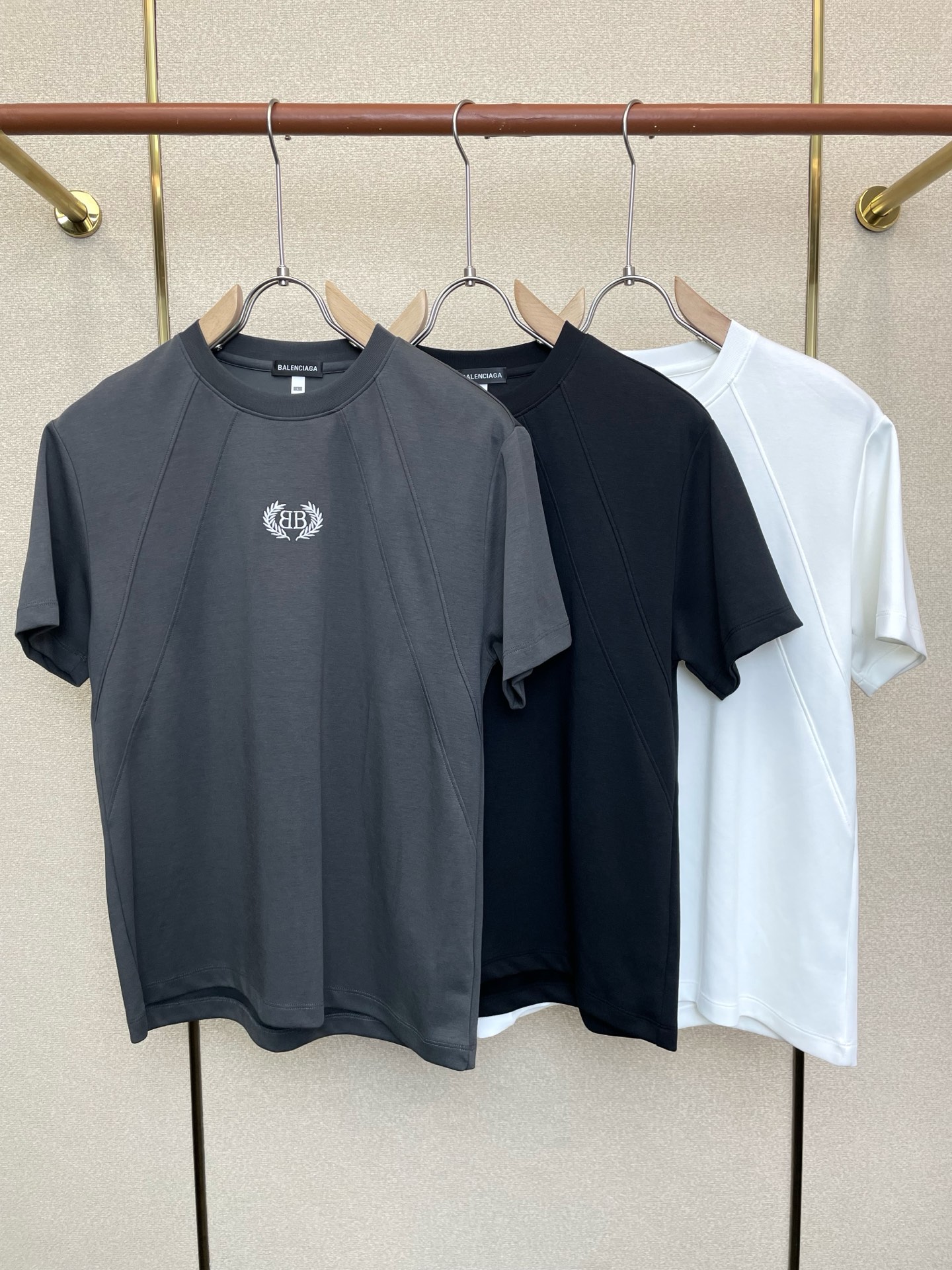 NO:873622,.Balenciaga's new and original men's casual short-sleeves are sold at all times. High-end customization. High version. Fashionable and versatile imported fabrics. Super soft and delicate feel. Skin-friendly and comfortable to wear. High-end boutique. The upper body is made by the factory. It is a must-have item for men. Three standards are complete. Size M-3XL,,balenciaga,balenciaga,T-shirt,19860909.Balenciaga巴黎世家砸锅卖铁都要上的新款新款原单男士休闲短袖 高端定制 高版本 时尚百搭爆款进口面料 手感超柔软细腻 穿着亲肤舒适 高端精品 代工厂精细做上身非常赞 男士必备单品 三标齐全 码数M-3XL,,balenciaga,balenciaga,T-shirt,,Men's clothing