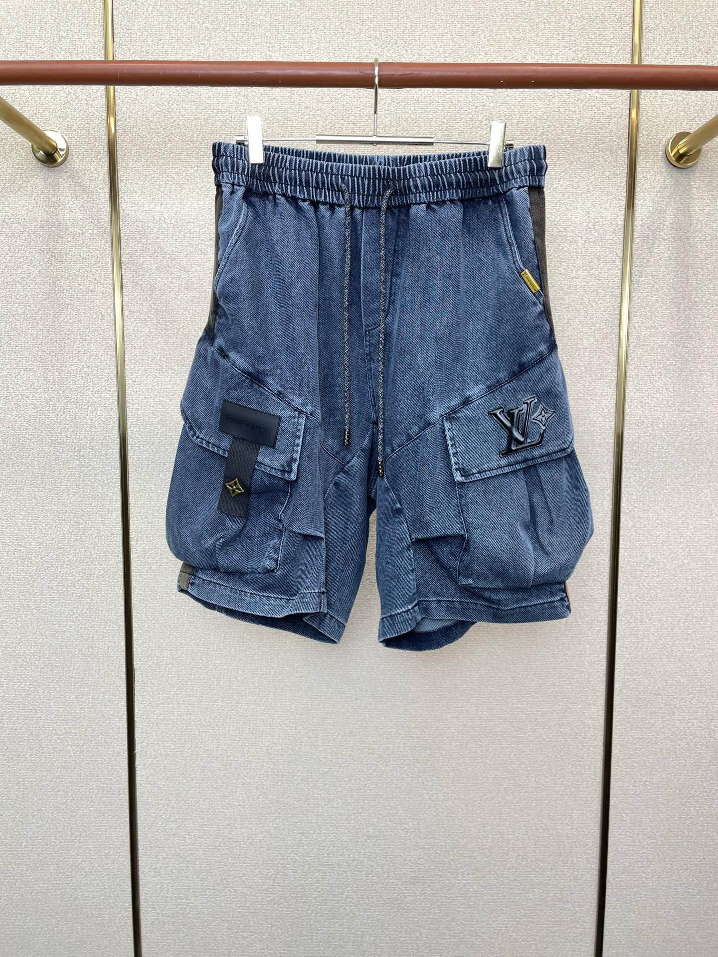 NO:873669,.Louis Vuitton’s new casual shorts are a high-end version that everyone has to sell!  Custom-made fabrics at the counter are highly breathable and comfortable, with impeccable details and brand element design concepts, reflecting high quality. It feels delicate and soft!  It presents a casual cut and the upper body shape is awesome!  Size: M-3XL,,louis vuitton,louis vuitton,shorts,19860909.Louis Vuitton路易威登砸锅卖铁都要上的新款新款休闲短裤 高端版本！专柜定制面料 透气舒适度高,细节无可挑剔,品牌元素设计理念,体现高品质.手感细腻柔软！呈现休闲裁剪,上身版型超赞！码数:M-3XL,,louis vuitton,louis vuitton,shorts,,Men's clothing