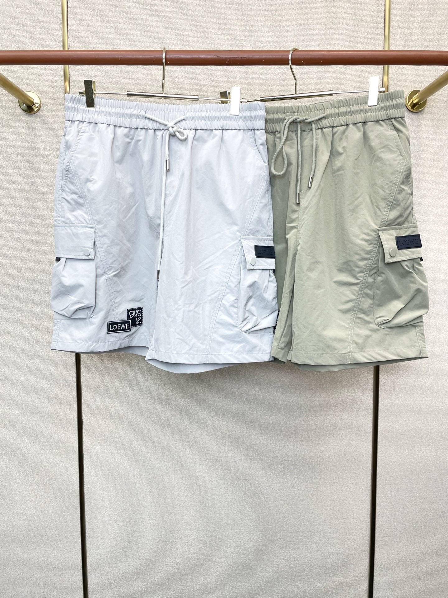 NO:873702,.LOEWE's new casual shorts are the latest high-end version!  Custom-made fabrics at the counter are highly breathable and comfortable, with impeccable details and brand element design concepts, reflecting high quality. It feels delicate and soft!  It presents a casual cut and the upper body shape is awesome!  Code number: M-3XL,,loewe,loewe,shorts,19860909.LOEWE罗意威砸锅卖铁都要上的新款新款休闲短裤 高端版本！专柜定制面料 透气舒适度高,细节无可挑剔,品牌元素设计理念,体现高品质.手感细腻柔软！呈现休闲裁剪,上身版型超赞！码数:M-3XL,,loewe,loewe,shorts,,Men's clothing