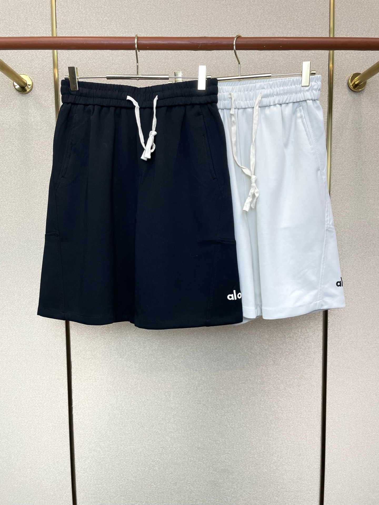 NO:873690,.ALO YOGA’s new casual shorts are a must-have, high-end version!  Custom-made fabrics at the counter are highly breathable and comfortable, with impeccable details and brand element design concepts, reflecting high quality. It feels delicate and soft!  It presents a casual cut and the upper body shape is awesome!  Code number: M-3XL,,shorts,19860909.ALO YOGA 砸锅卖铁都要上的新款新款休闲短裤 高端版本！专柜定制面料 透气舒适度高,细节无可挑剔,品牌元素设计理念,体现高品质.手感细腻柔软！呈现休闲裁剪,上身版型超赞！码数:M-3XL,,shorts,,Men's clothing