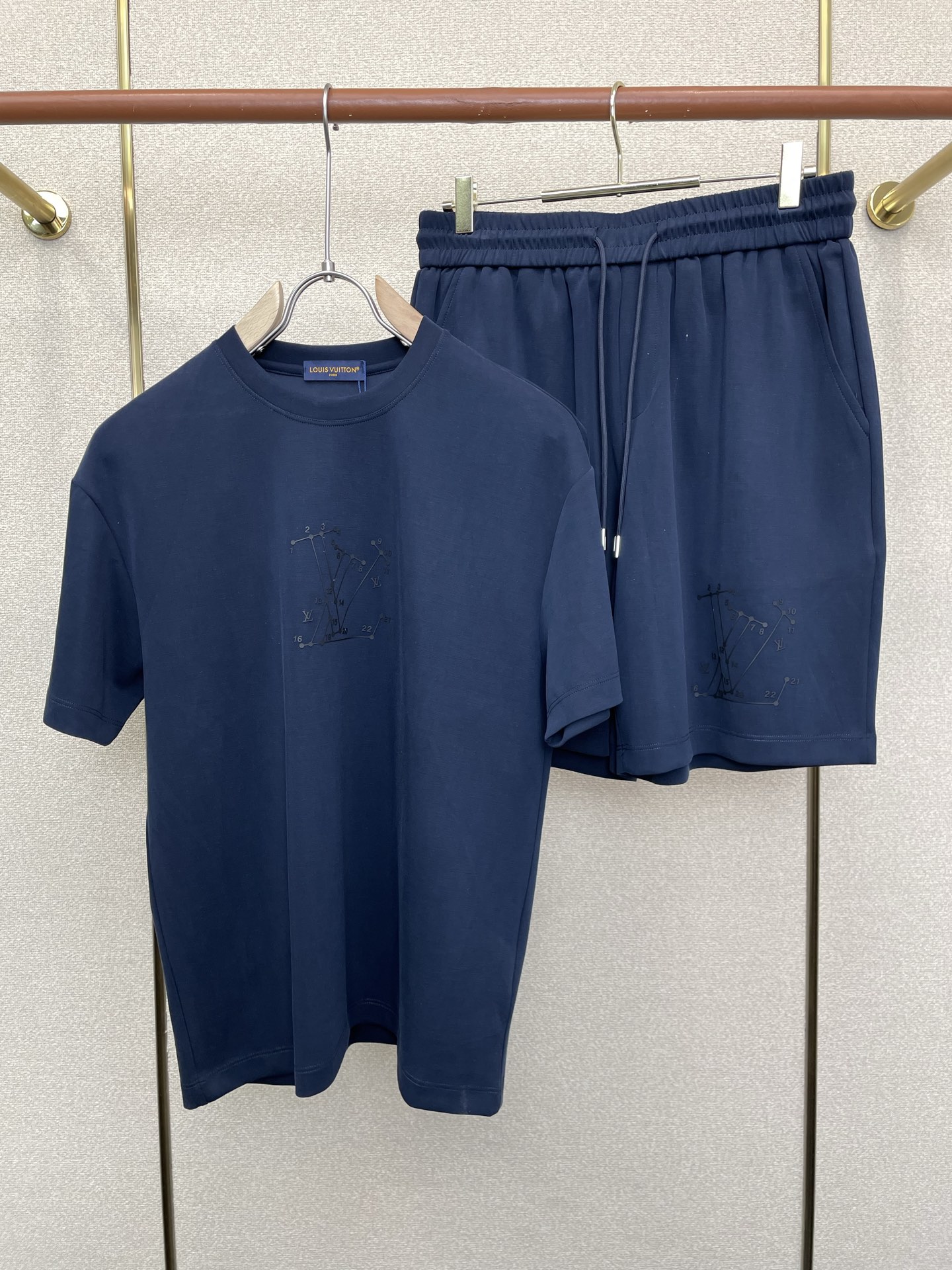 NO:873472,/Set. Louis Vuitton’s new short-sleeved sports suit is the same style that Louis Vuitton sells at all its counters. It is full of high-end feeling!  The details are exquisite and high-end, and the workmanship is impeccable!  The imported fabric is three-dimensional and exquisite. The original high-end double-sided jersey fabric is very high-end!  The fabric is stiff, wrinkle-resistant and wear-resistant, moisture-absorbent, quick-drying and breathable, neat and stylish. Size M-3XL,, louis vuitton, louis vuitton, T-shirt,19860909/套. Louis Vuitton路易威登砸锅卖铁都要上的新款新款专柜同款短袖运动套装,高级感满满！细节精致高档,做工无可挑剔！进口面料 立体精致细腻.原版高端双面平纹针织面料很显高级！面料挺括抗皱耐磨,吸湿速干透气,利落有型.码数M-3XL,,louis vuitton,louis vuitton,T-shirt,,Men's clothing
