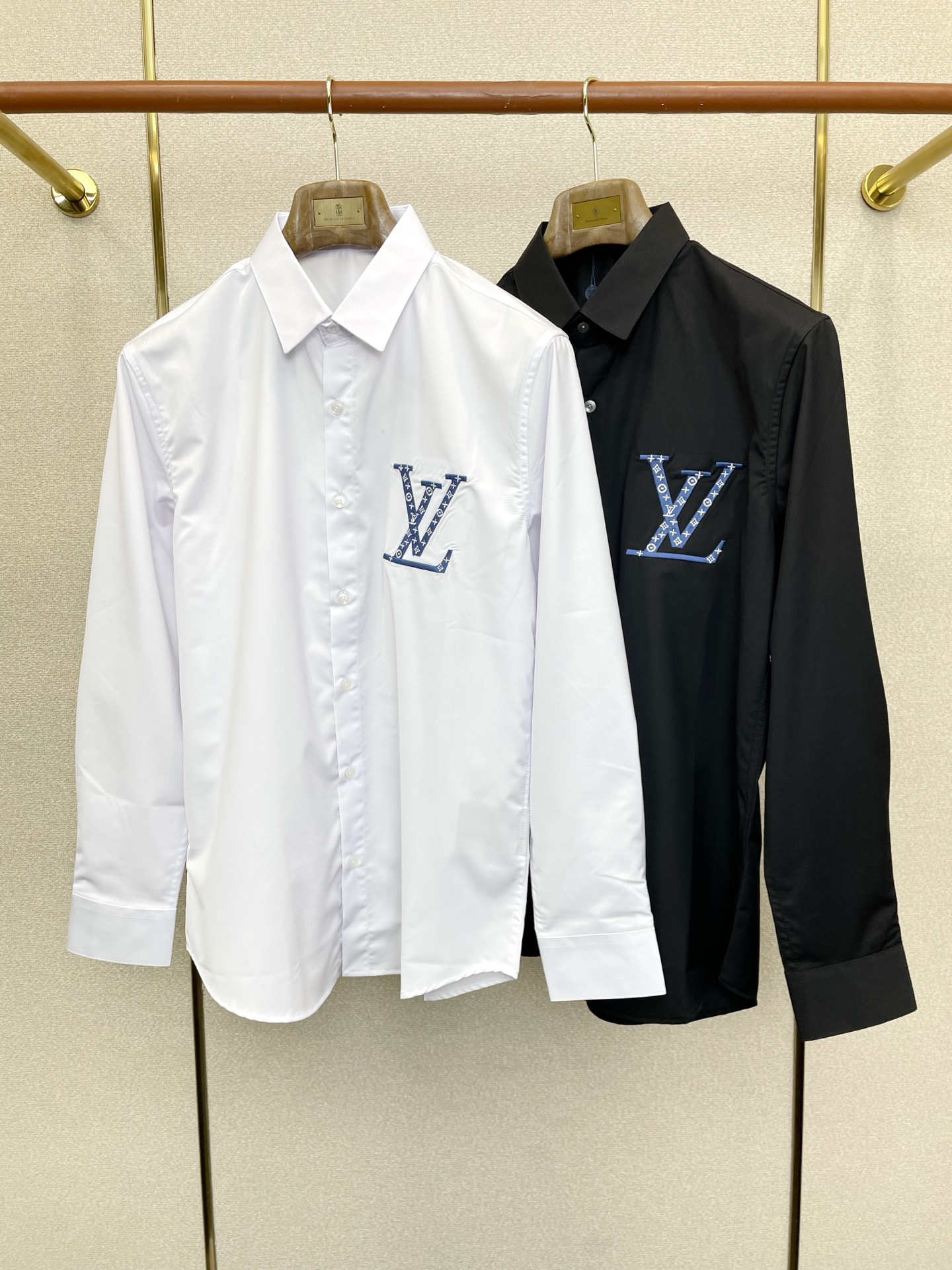 NO:873510,.Louis Vuitton's new men's casual long-sleeved shirt is a must-have. High-end customization. High-end version. Fashionable and versatile imported fabrics. Super soft and delicate feel. Skin-friendly and comfortable to wear. High-end boutique. The upper body is exquisitely made by the factory. A must-have item for men. Complete with three standards. Size 48-54,,louis vuitton,louis vuitton,shirts,19860909.Louis Vuitton路易威登砸锅卖铁都要上的新款新款男士休闲长袖衬衫 高端定制 高端版本 时尚百搭爆款进口面料 手感超柔软细腻 穿着亲肤舒适 高端精品 代工厂精细做上身非常赞 男士必备单品 三标齐全 码数48-54,,louis vuitton,louis vuitton,shirts,,Men's clothing