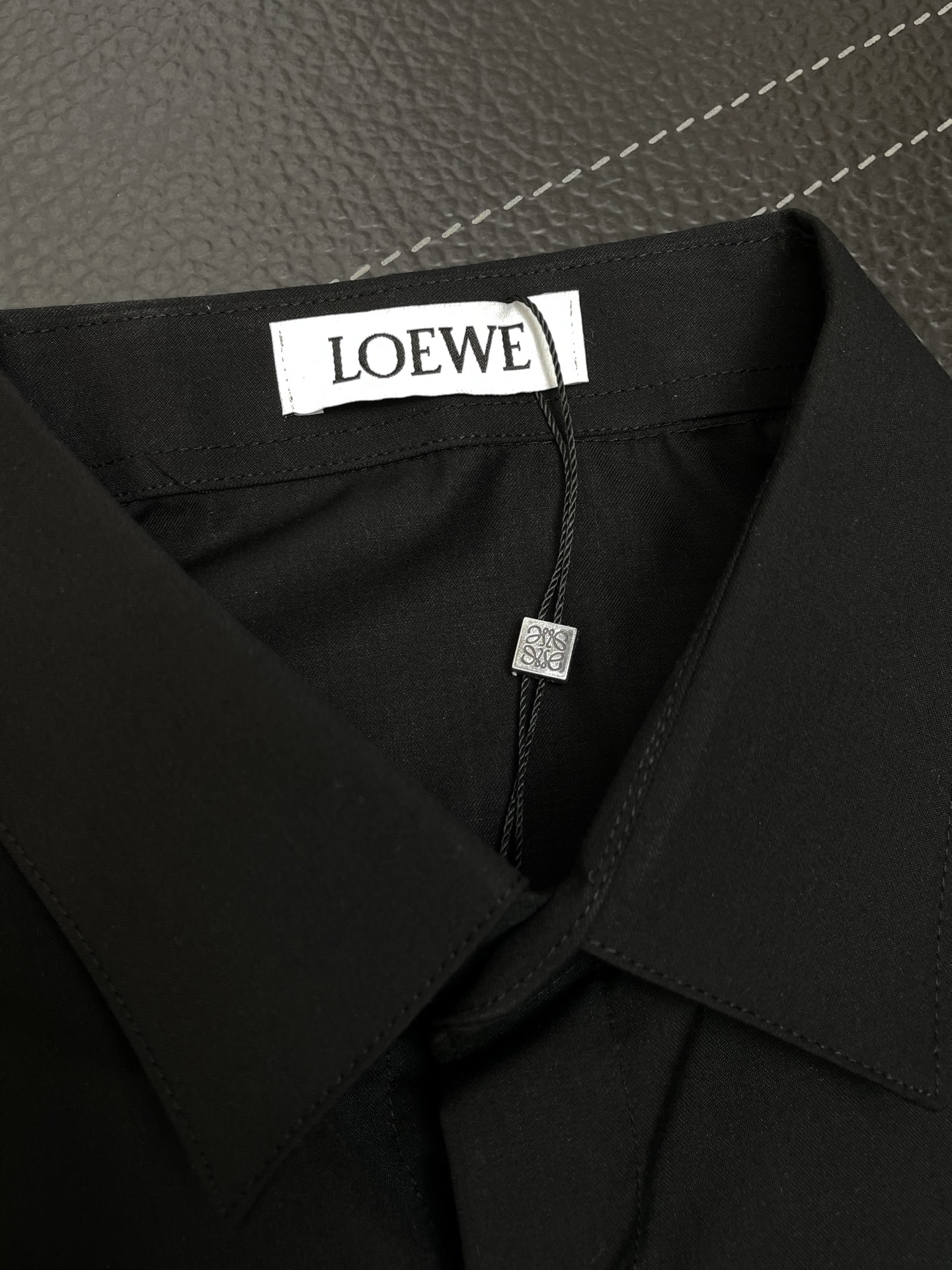 。LOEWE罗意威💥砸锅卖铁都要上的新款新款男士休闲长袖衬衫 高端定制 高端版本 时尚百搭爆款⚠️⚠️✨