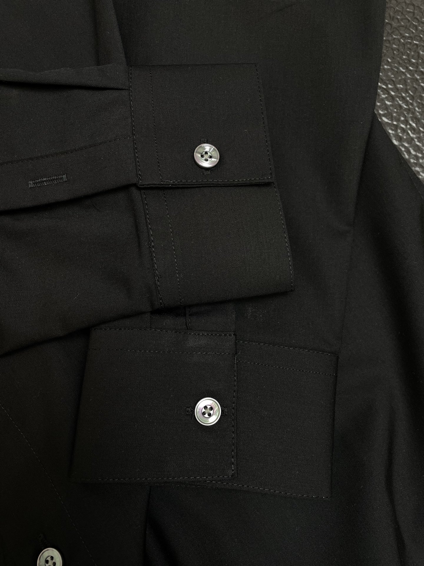 。LOEWE罗意威💥砸锅卖铁都要上的新款新款男士休闲长袖衬衫 高端定制 高端版本 时尚百搭爆款⚠️⚠️✨