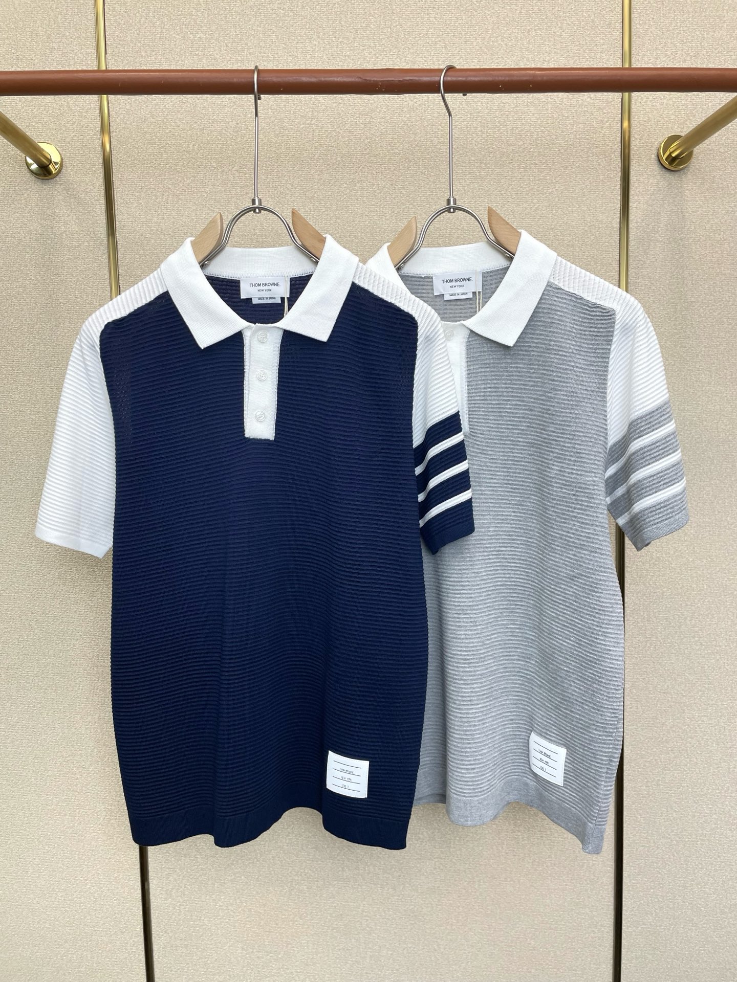 NO:873537,.Thom Browne's new and popular men's casual knitted short-sleeves. High-end customization. High-end version. Fashionable and versatile imported fabrics. Super soft and delicate feel. Skin-friendly and comfortable to wear. High-end boutique. The upper body is exquisitely made by the factory. A must-have item for men. Complete with three standards. Size 1-5,,thom browne, T-shirt,19860909.Thom Browne汤姆布朗砸锅卖铁都要上的新款新款原单男士休闲针织短袖 高端定制 高端版本 时尚百搭爆款进口面料 手感超柔软细腻 穿着亲肤舒适 高端精品 代工厂精细做上身非常赞 男士必备单品 三标齐全 码数1-5,,thom browne,T-shirt,,Men's clothing