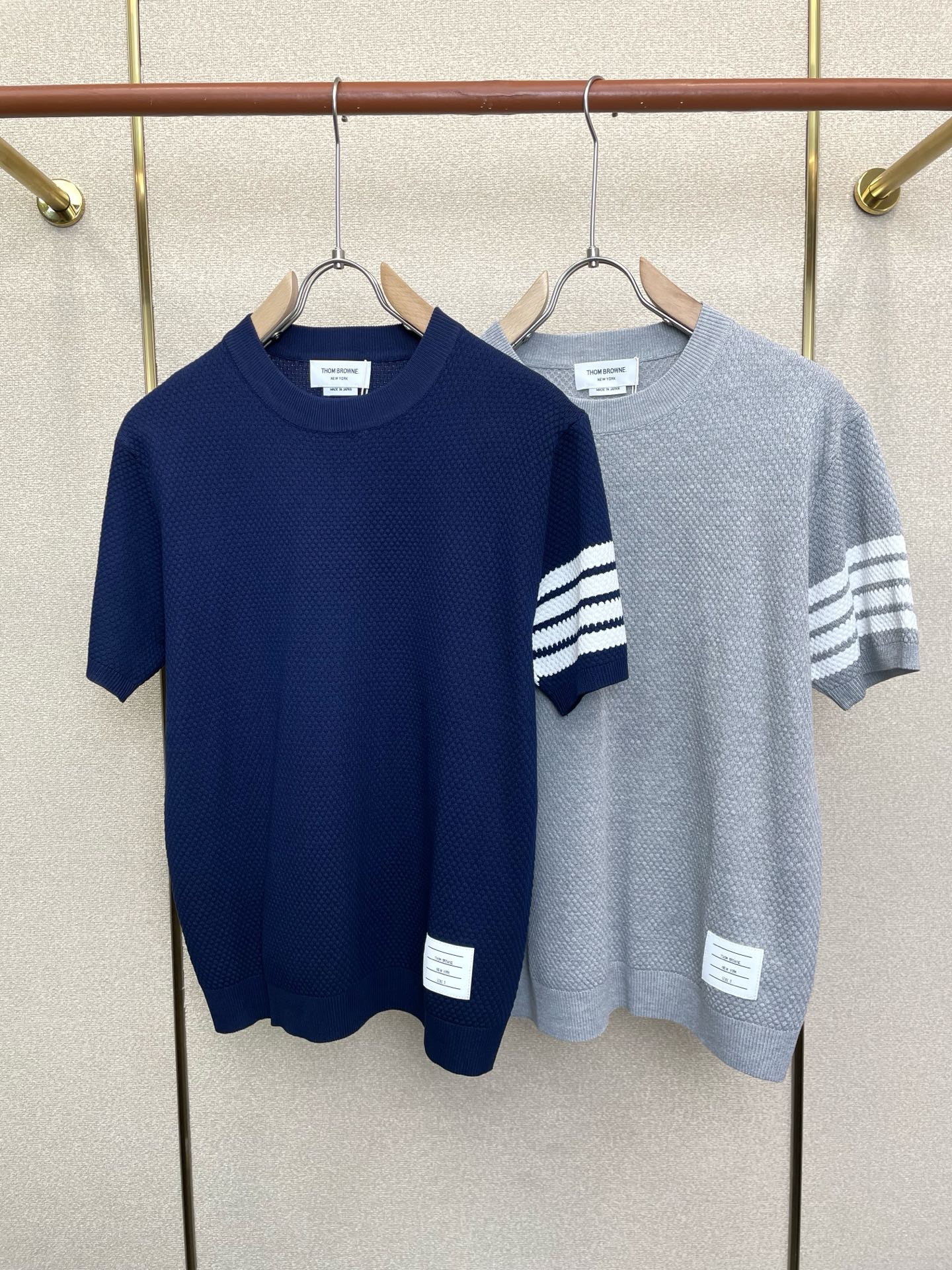 NO:873545,.Thom Browne's new and popular men's casual knitted short-sleeves. High-end customization. High-end version. Fashionable and versatile imported fabrics. Super soft and delicate feel. Skin-friendly and comfortable to wear. High-end boutique. The upper body is exquisitely made by the factory. A must-have item for men. Complete with three standards. Size 1-5,,thom browne, T-shirt,19860909.Thom Browne汤姆布朗砸锅卖铁都要上的新款新款原单男士休闲针织短袖 高端定制 高端版本 时尚百搭爆款进口面料 手感超柔软细腻 穿着亲肤舒适 高端精品 代工厂精细做上身非常赞 男士必备单品 三标齐全 码数1-5,,thom browne,T-shirt,,Men's clothing