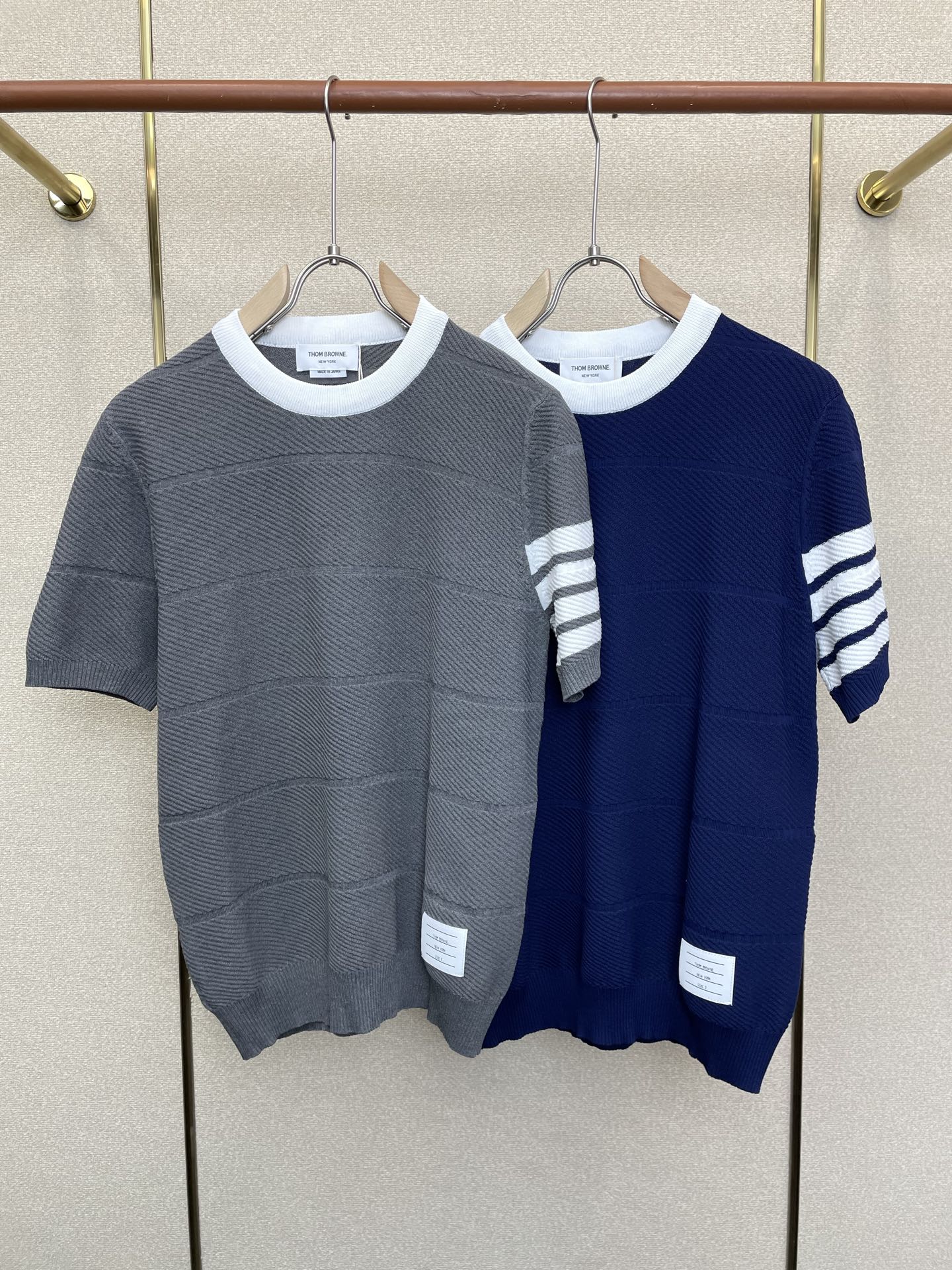 NO:873582,.Thom Browne's new and popular men's casual knitted short-sleeves. High-end customization. High-end version. Fashionable and versatile imported fabrics. Super soft and delicate feel. Skin-friendly and comfortable to wear. High-end boutique. The upper body is exquisitely made by the factory. A must-have item for men. Complete with three standards. Size 1-5,,thom browne, T-shirt,19860909.Thom Browne汤姆布朗砸锅卖铁都要上的新款新款原单男士休闲针织短袖 高端定制 高端版本 时尚百搭爆款进口面料 手感超柔软细腻 穿着亲肤舒适 高端精品 代工厂精细做上身非常赞 男士必备单品 三标齐全 码数1-5,,thom browne,T-shirt,,Men's clothing