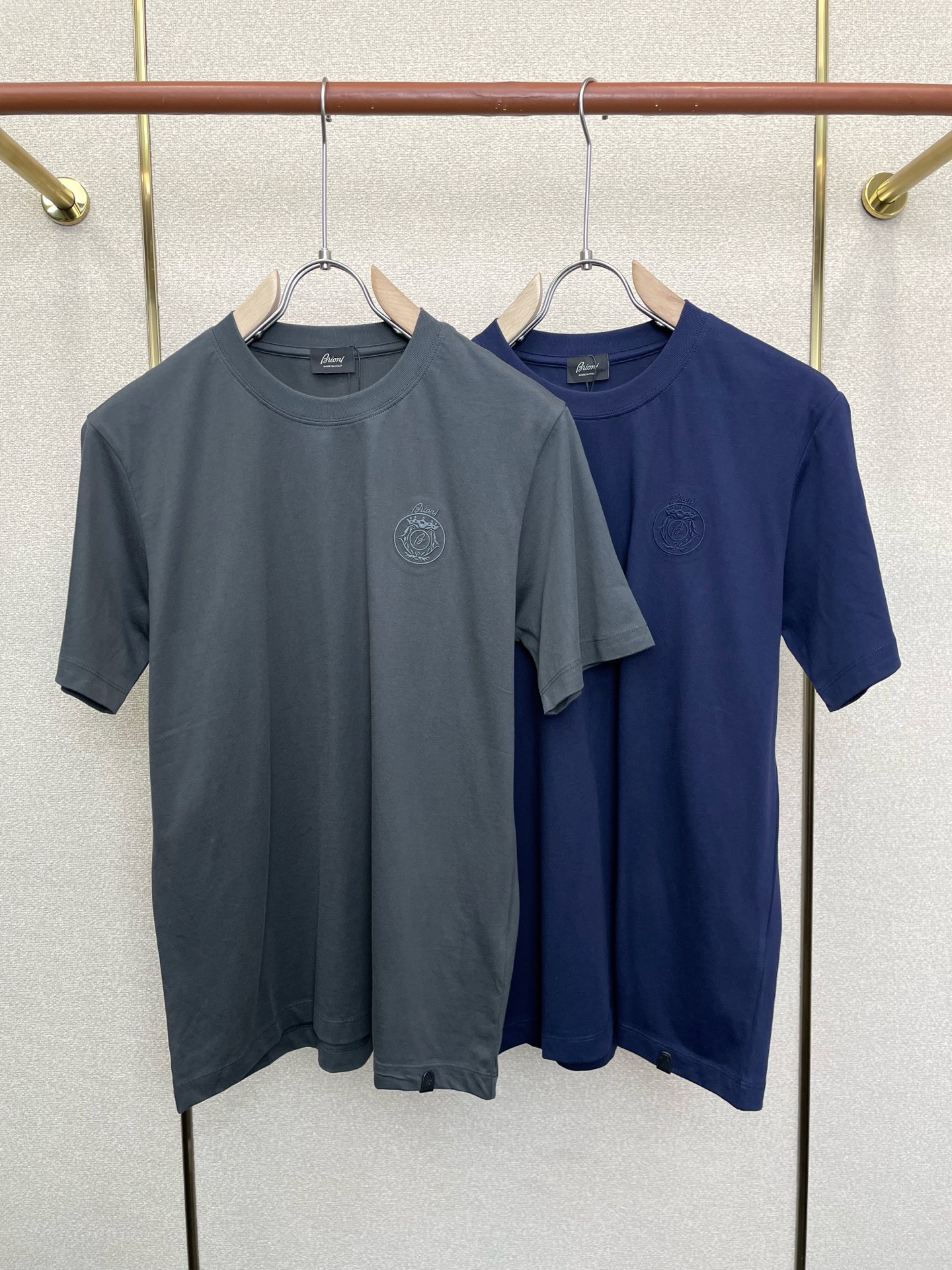 NO:873543,.Brioni is a must-have new model of original men's casual short sleeves. High-end customization. High-end version. Fashionable and versatile imported fabrics. Super soft and delicate feel. Skin-friendly and comfortable to wear. High-end boutique. The upper body is finely made by the OEM. It is a must-have item for men. Three complete standards. Size M-3XL, T-shirt.19860909.Brioni布里奥尼砸锅卖铁都要上的新款新款原单男士休闲短袖 高端定制 高端版本 时尚百搭爆款进口面料 手感超柔软细腻 穿着亲肤舒适 高端精品 代工厂精细做上身非常赞 男士必备单品 三标齐全 码数M-3XL,,T-shirt,,Men's clothing