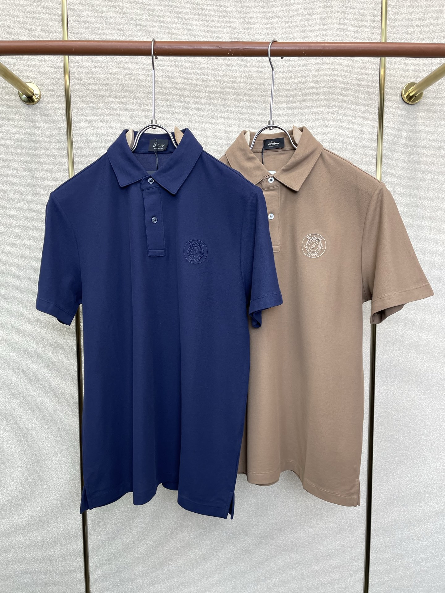 NO:873552,.Brioni is a must-have new model of original men's casual short sleeves. High-end customization. High-end version. Fashionable and versatile imported fabrics. Super soft and delicate feel. Skin-friendly and comfortable to wear. High-end boutique. The upper body is finely made by the OEM. It is a must-have item for men. Three complete standards. Size M-3XL, T-shirt.19860909.Brioni布里奥尼砸锅卖铁都要上的新款新款原单男士休闲短袖 高端定制 高端版本 时尚百搭爆款进口面料 手感超柔软细腻 穿着亲肤舒适 高端精品 代工厂精细做上身非常赞 男士必备单品 三标齐全 码数M-3XL,,T-shirt,,Men's clothing
