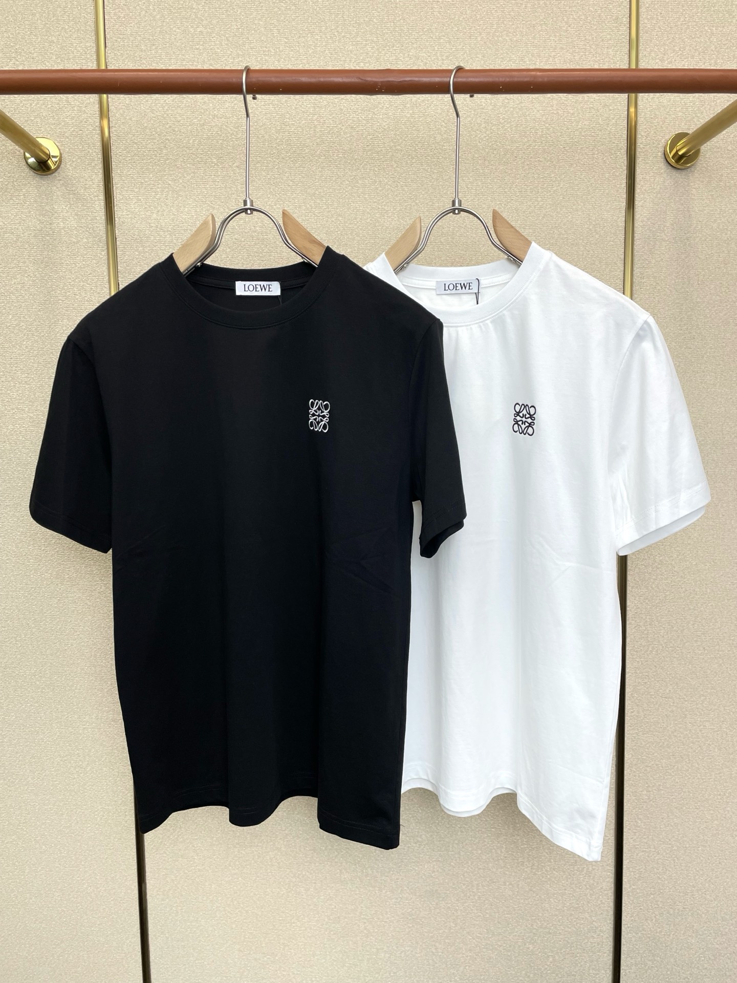 NO:873516,.LOEWE is a must-have new model of original men's casual short-sleeves. High-end customization. High-end version. Fashionable and versatile imported fabrics. Super soft and delicate feel. Skin-friendly and comfortable to wear. High-end boutique. The upper body is finely made by the factory. It is a must-have item for men. Three complete standards. Size S-2XL,,loewe,loewe,T-shirt,19860909.LOEWE罗意威砸锅卖铁都要上的新款新款原单男士休闲短袖 高端定制 高端版本 时尚百搭爆款进口面料 手感超柔软细腻 穿着亲肤舒适 高端精品 代工厂精细做上身非常赞 男士必备单品 三标齐全 码数S-2XL,,loewe,loewe,T-shirt,,Men's clothing