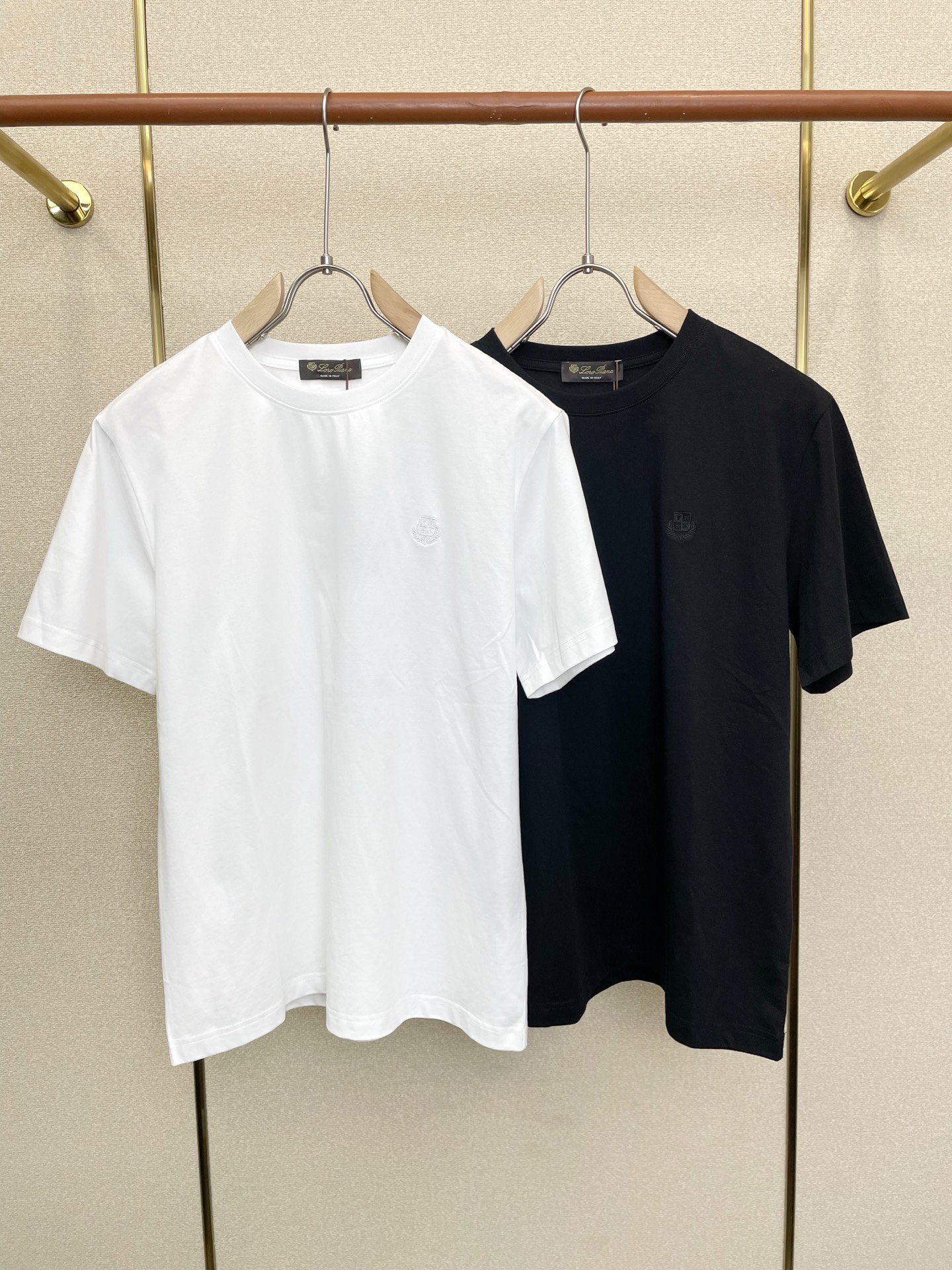 NO:873647,.LP-Loro Piana is a must-have new style original men's casual short sleeves. High-end customization. High-end version. Fashionable and versatile imported fabrics. Super soft and delicate feel. Skin-friendly and comfortable to wear. High-end boutique. The upper body is finely made by the factory. It is a must-have item for men. Three complete standards. Size S-2XL,, loro piana, loro piana, T-shirt,19860909.LP-Loro Piana诺悠翩雅砸锅卖铁都要上的新款新款原单男士休闲短袖 高端定制 高端版本 时尚百搭爆款进口面料 手感超柔软细腻 穿着亲肤舒适 高端精品 代工厂精细做上身非常赞 男士必备单品 三标齐全 码数S-2XL,,loro piana,loro piana,T-shirt,,Men's clothing