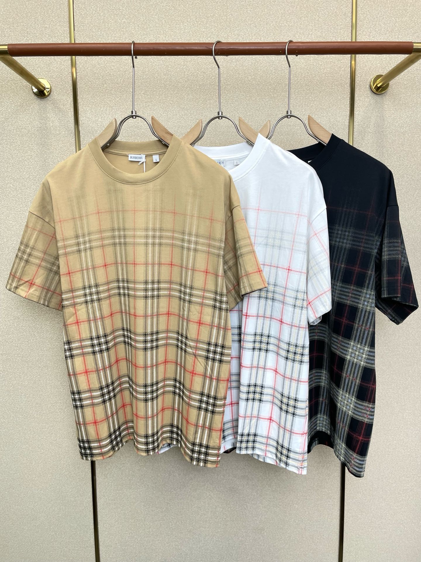 NO:873550,.Burberry's new and popular original men's casual short-sleeved short sleeves. High-end customization. High-end version. Fashionable and versatile imported fabrics. Super soft and delicate feel. Skin-friendly and comfortable to wear. High-end boutique. The upper body is finely made by the factory. It is a must-have item for men. Three complete standards. Size S-2XL,,burberry,burberry,T-shirt,19860909.Burberry巴宝莉砸锅卖铁都要上的新款新款原单男士休闲短袖 高端定制 高端版本 时尚百搭爆款进口面料 手感超柔软细腻 穿着亲肤舒适 高端精品 代工厂精细做上身非常赞 男士必备单品 三标齐全 码数S-2XL,,burberry,burberry,T-shirt,,Men's clothing