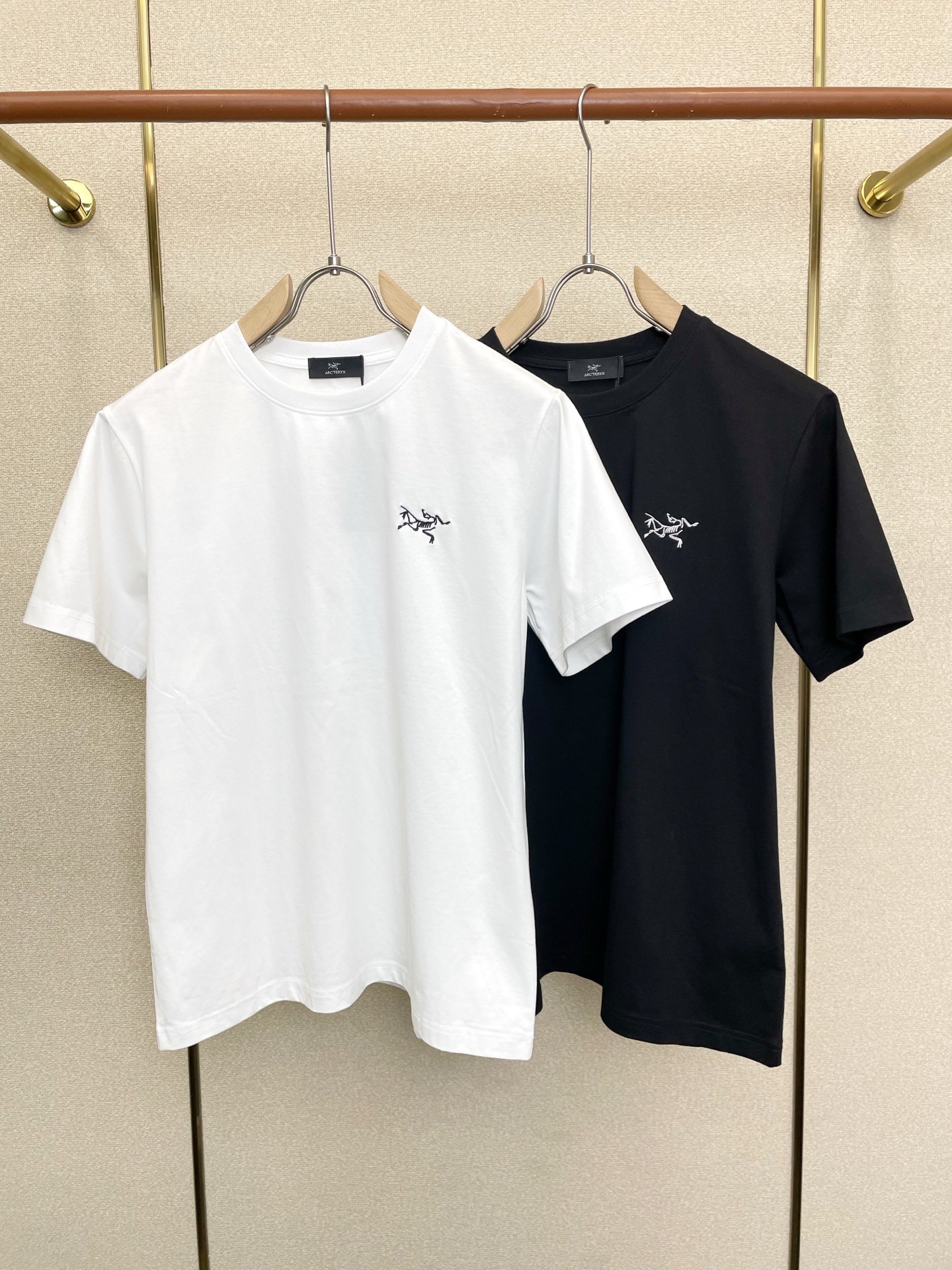 NO:873561,.Arc’teryx is a must-have new model. Original men’s casual short sleeves. High-end customization. High-end version. Fashionable and versatile imported fabrics. Super soft and delicate feel. Skin-friendly and comfortable to wear. High-end boutique. The upper body is exquisitely made by the OEM. A must-have item for men. Three complete standards. Size S-2XL, arc’teryx, T-shirt,19860909.Arc’teryx始祖鸟砸锅卖铁都要上的新款新款原单男士休闲短袖 高端定制 高端版本 时尚百搭爆款进口面料 手感超柔软细腻 穿着亲肤舒适 高端精品 代工厂精细做上身非常赞 男士必备单品 三标齐全 码数S-2XL,arc'teryx,T-shirt,,Men's clothing