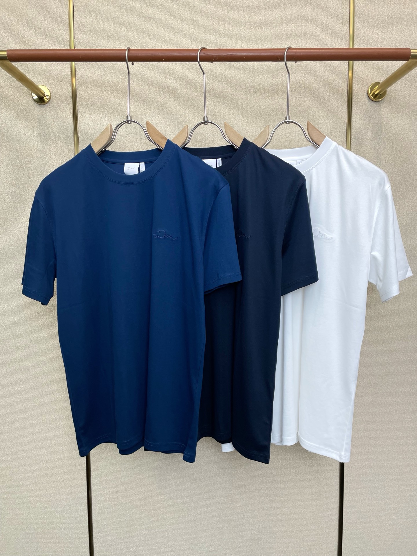 NO:873558,.Dior Dior's new and popular new original men's casual short-sleeved high-end customized high-end version fashionable and versatile imported fabrics super soft and delicate to the touch and comfortable to wear. High-end boutique. The upper body is exquisitely made by the factory. A must-have item for men. Three complete standards. Size M-2XL, dior, dior, T-shirt,19860909.Dior迪奥砸锅卖铁都要上的新款新款原单男士休闲短袖 高端定制 高端版本 时尚百搭爆款进口面料 手感超柔软细腻 穿着亲肤舒适 高端精品 代工厂精细做上身非常赞 男士必备单品 三标齐全 码数M-2XL,,dior,dior,T-shirt,,Men's clothing