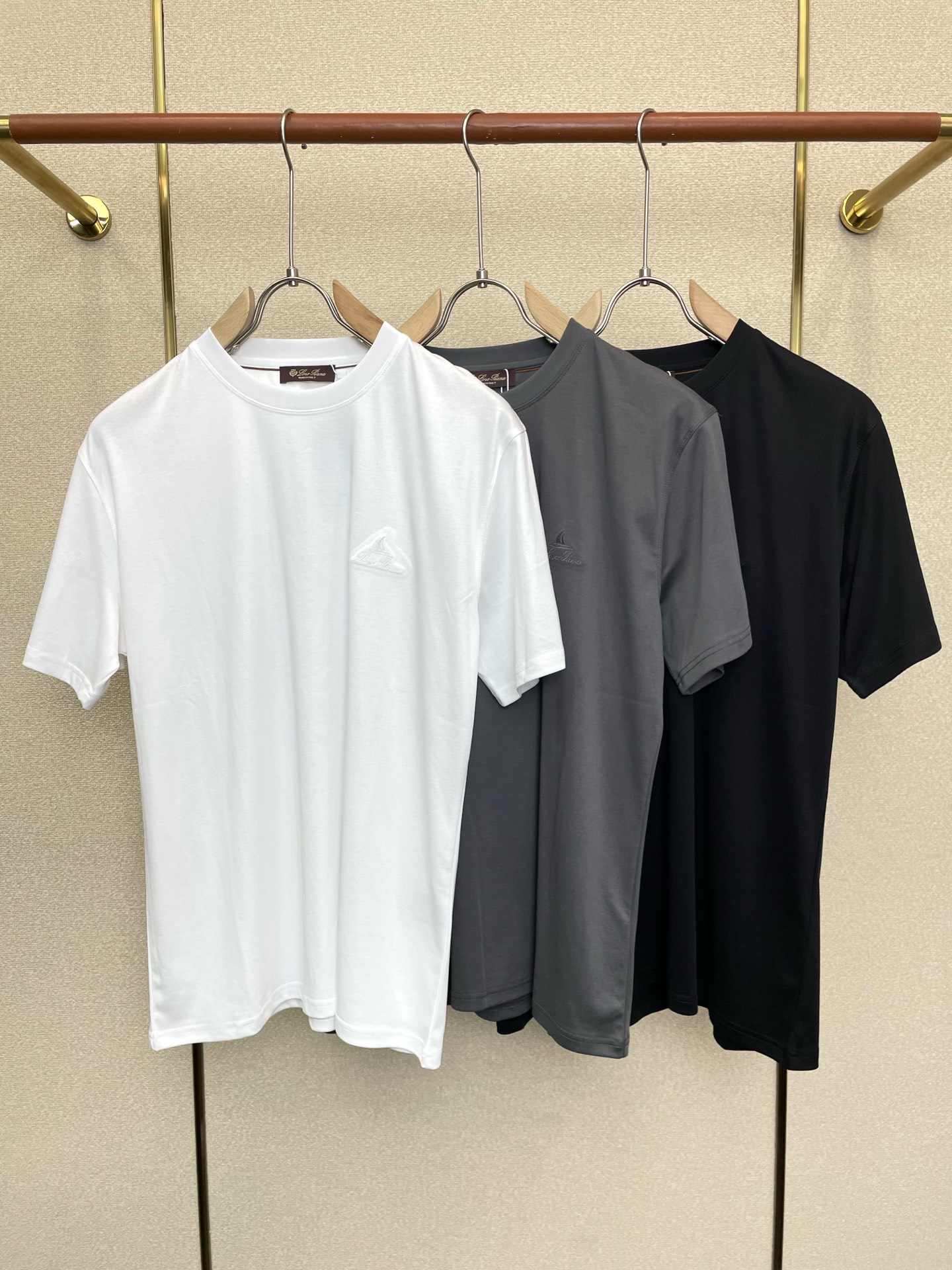 NO:873570,.LP-Loro Piana is a must-have new model. Original men's casual short sleeves. High-end customization. High-end version. Fashionable and versatile imported fabrics. Super soft and delicate feel. Skin-friendly and comfortable to wear. High-end boutique. The upper body is finely made by the factory. It is a must-have item for men. Three complete standards. Size M-2XL,,loro piana,loro piana,T-shirt,19860909.LP-Loro Piana诺悠翩雅砸锅卖铁都要上的新款新款原单男士休闲短袖 高端定制 高端版本 时尚百搭爆款进口面料 手感超柔软细腻 穿着亲肤舒适 高端精品 代工厂精细做上身非常赞 男士必备单品 三标齐全 码数M-2XL,,loro piana,loro piana,T-shirt,,Men's clothing