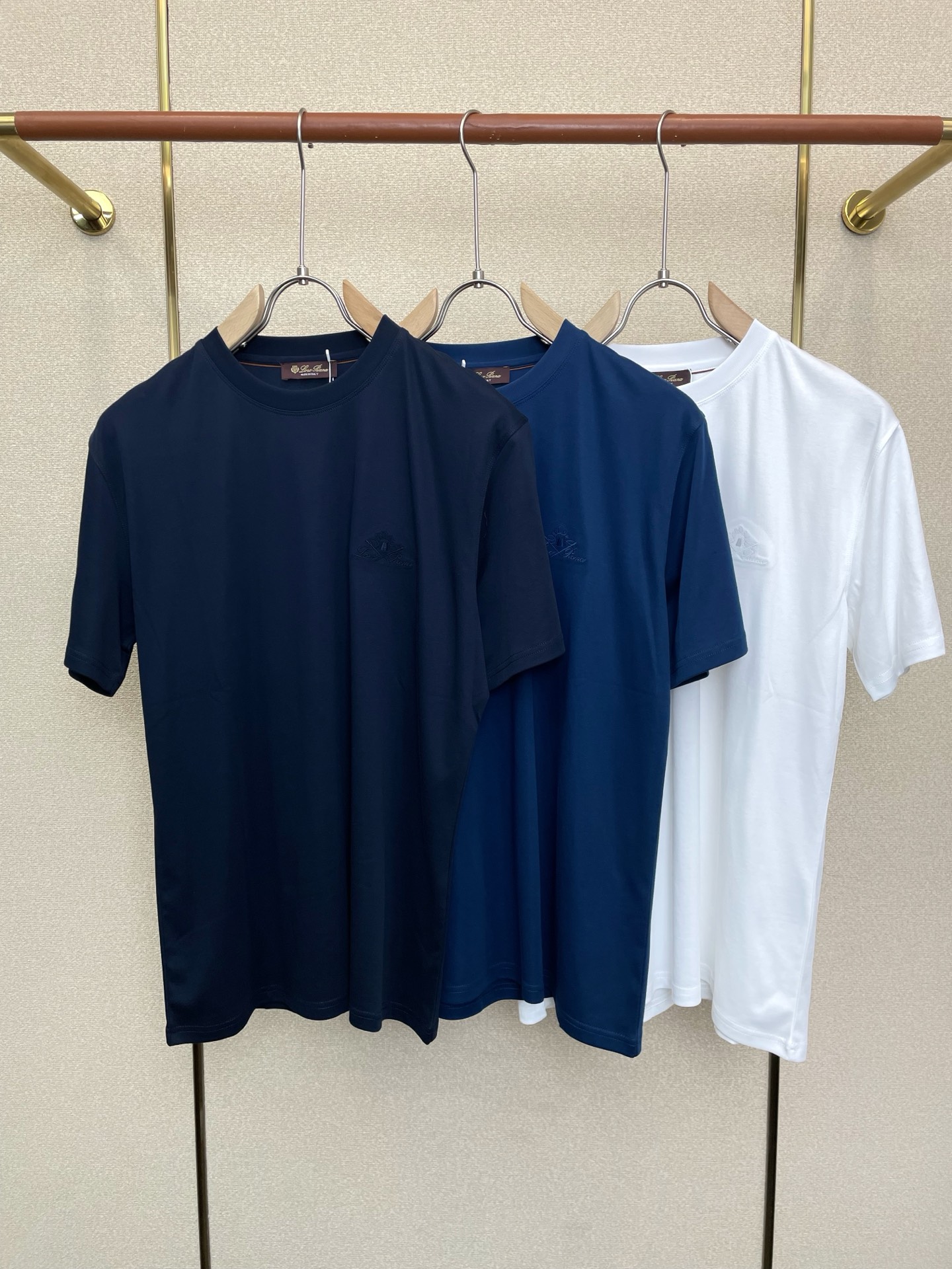 NO:873523,.LP-Loro Piana is a must-have new model. Original men's casual short sleeves. High-end customization. High-end version. Fashionable and versatile imported fabrics. Super soft and delicate feel. Skin-friendly and comfortable to wear. High-end boutique. The upper body is finely made by the factory. It is a must-have item for men. Three complete standards. Size M-2XL,,loro piana,loro piana,T-shirt,19860909.LP-Loro Piana诺悠翩雅砸锅卖铁都要上的新款新款原单男士休闲短袖 高端定制 高端版本 时尚百搭爆款进口面料 手感超柔软细腻 穿着亲肤舒适 高端精品 代工厂精细做上身非常赞 男士必备单品 三标齐全 码数M-2XL,,loro piana,loro piana,T-shirt,,Men's clothing