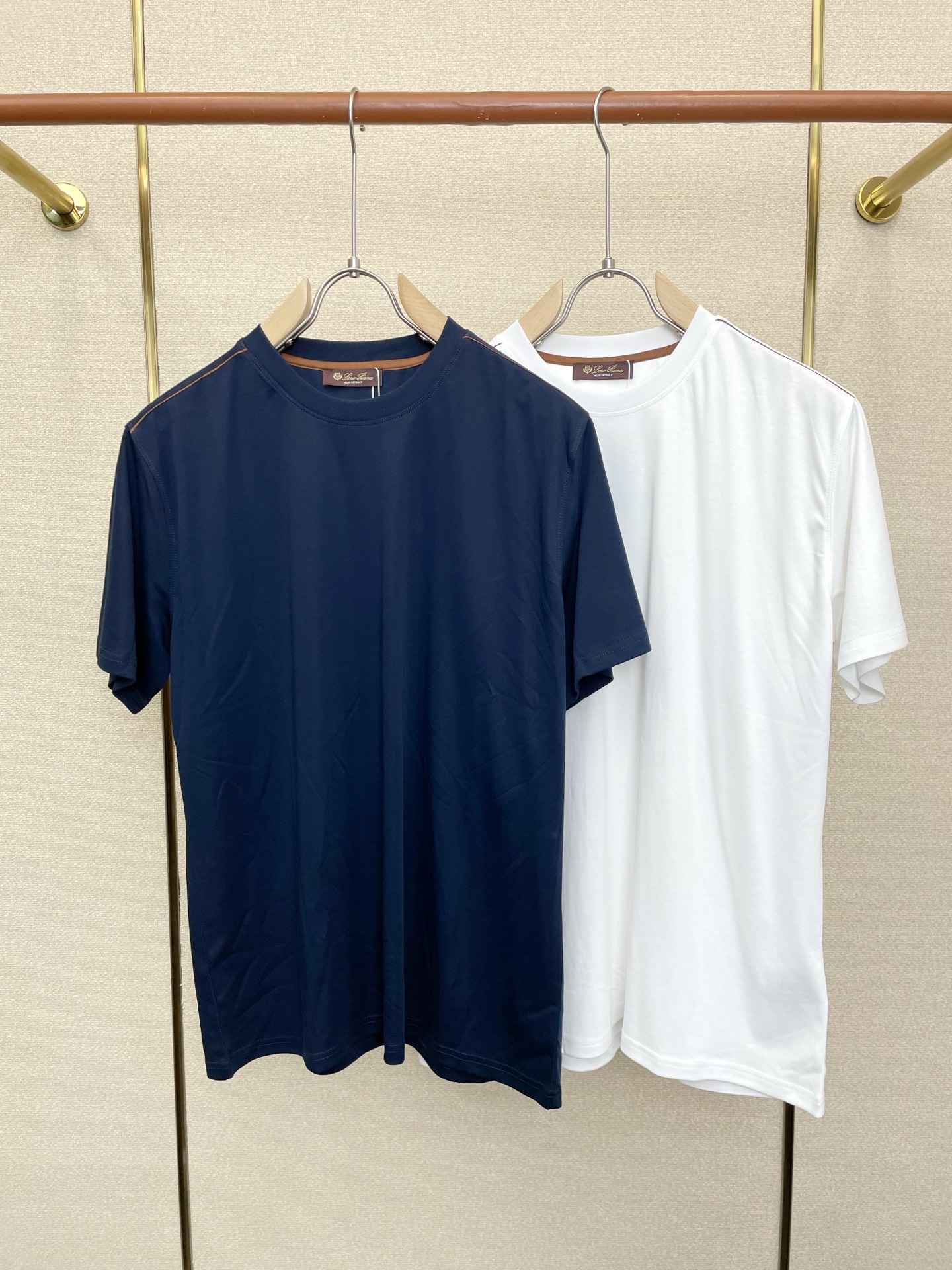 NO:873670,.LP-Loro Piana is a must-have new model. Original men's casual short sleeves. High-end customization. High-end version. Fashionable and versatile imported fabrics. Super soft and delicate feel. Skin-friendly and comfortable to wear. High-end boutique. The upper body is finely made by the factory. It is a must-have item for men. Three complete standards. Size M-2XL,,loro piana,loro piana,T-shirt,19860909.LP-Loro Piana诺悠翩雅砸锅卖铁都要上的新款新款原单男士休闲短袖 高端定制 高端版本 时尚百搭爆款进口面料 手感超柔软细腻 穿着亲肤舒适 高端精品 代工厂精细做上身非常赞 男士必备单品 三标齐全 码数M-2XL,,loro piana,loro piana,T-shirt,,Men's clothing