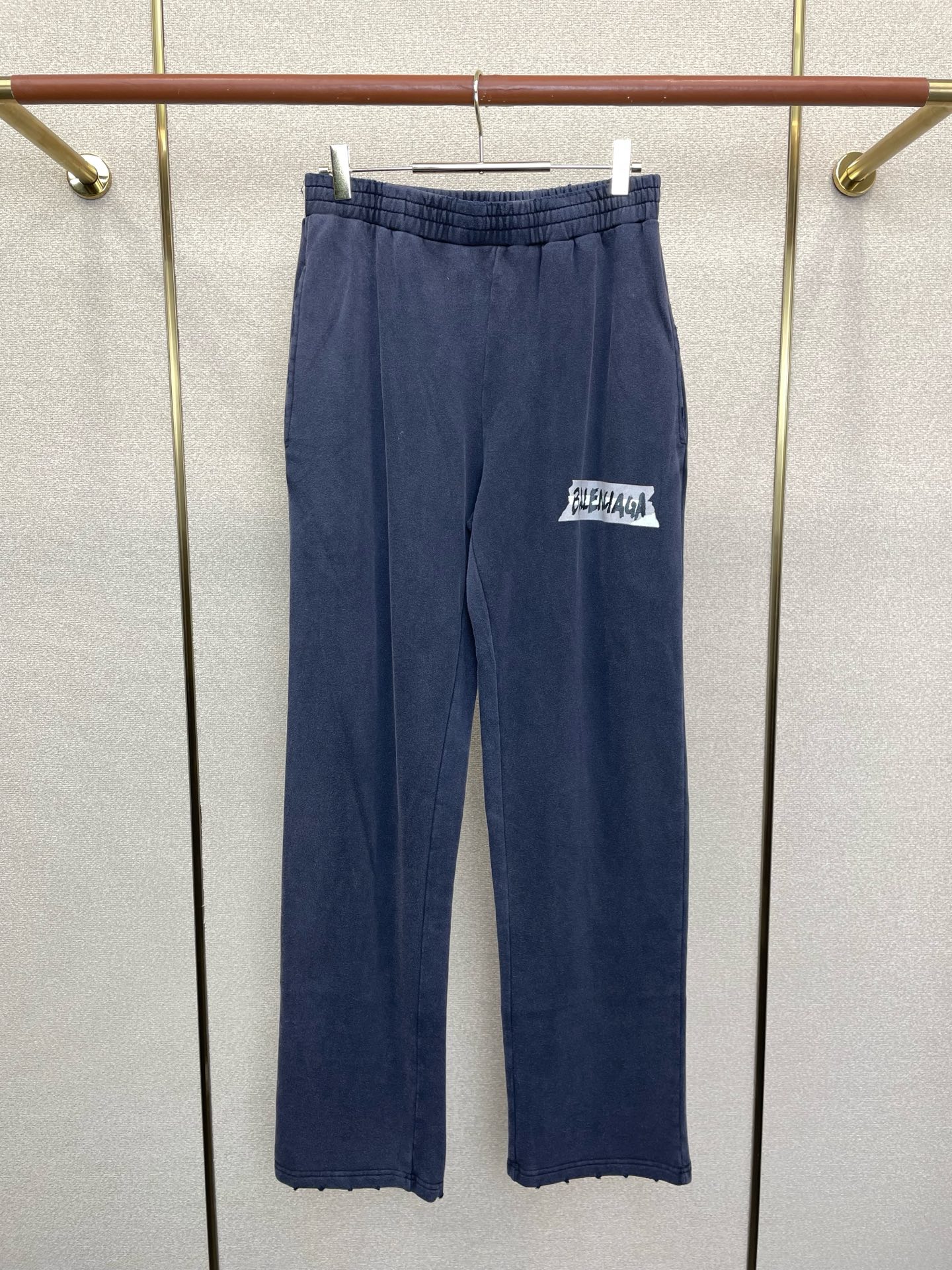 NO:873658,.Balenciaga’s new style of casual pants, distressed printed elastic casual pants, high-end version!  Custom-made fabrics at the counter are highly breathable and comfortable, with impeccable details and brand element design concepts, reflecting high quality. It feels delicate and soft!  It presents a casual cut and the upper body shape is awesome!  Size: XS-L,,balenciaga,balenciaga,19860909.Balenciaga巴黎世家砸锅卖铁都要上的新款新款休闲裤 做旧印花松紧休闲裤 高端版本！专柜定制面料 透气舒适度高,细节无可挑剔,品牌元素设计理念,体现高品质.手感细腻柔软！呈现休闲裁剪,上身版型超赞！码数:XS-L,,balenciaga,balenciaga,,Men's clothing