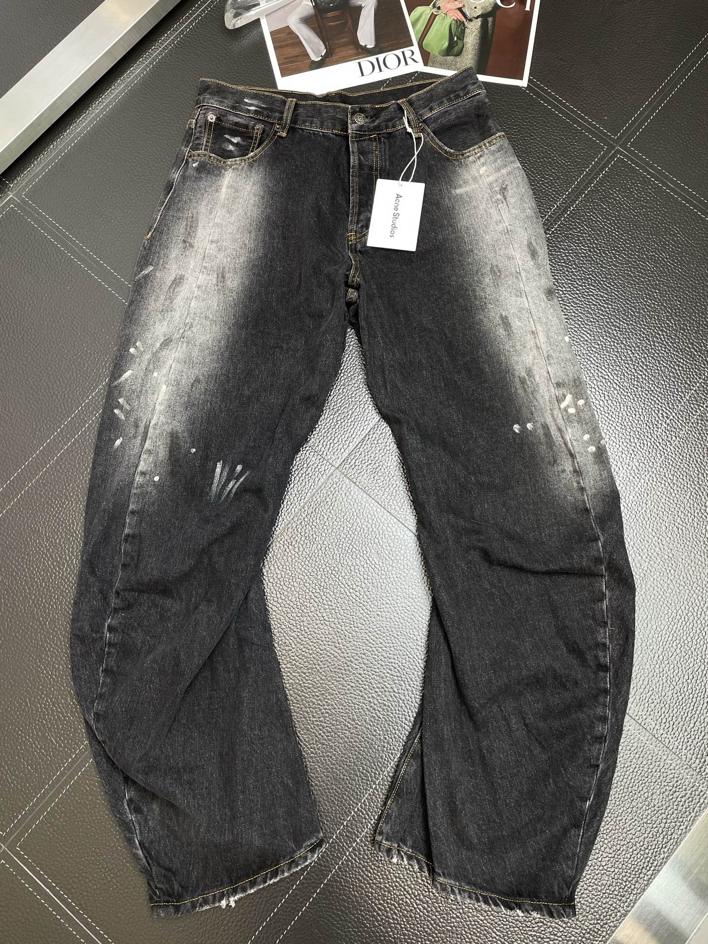 NO:873634,.Acne Studios' new casual denim wide-leg pants, high-end version of the distressed scimitar jeans with splashes of ink, are the most popular ones!  Uniquely designed counter-customized fabrics with high breathability and comfort, impeccable details, brand element design concept, reflecting high quality. It feels delicate and soft!  It presents a casual cut and the upper body shape is awesome!  Code number 29.30.31.32,,acne studios,dior,jeans,19860909.Acne Studios砸锅卖铁都要上的新款新款休闲牛仔阔腿裤 泼墨做旧弯刀牛仔裤 高端版本！独特设计 专柜定制面料 透气舒适度高,细节无可挑剔,品牌元素设计理念,体现高品质.手感细腻柔软！呈现休闲裁剪,上身版型超赞！码数29.30.31.32,,acne studios,dior,jeans,,Men's clothing
