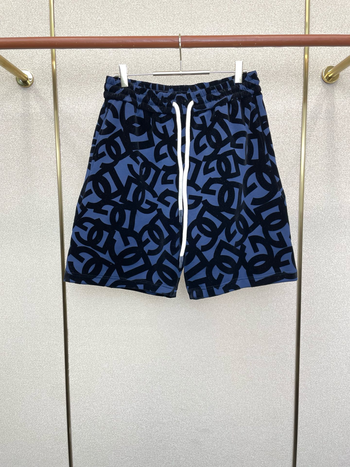 NO:873679,.Dolce&Gabbana’s new casual shorts are a high-end version that will sell everything!  Custom-made fabrics at the counter are highly breathable and comfortable, with impeccable details and brand element design concepts, reflecting high quality. It feels delicate and soft!  It presents a casual cut and the upper body shape is awesome!  Size: M-3XL,,Dolce&Gabbana,Dolce&Gabbana,shorts,19860909.Dolce&Gabbana杜嘉班纳砸锅卖铁都要上的新款新款休闲短裤 高端版本！专柜定制面料 透气舒适度高,细节无可挑剔,品牌元素设计理念,体现高品质.手感细腻柔软！呈现休闲裁剪,上身版型超赞！码数:M-3XL,,Dolce&Gabbana,Dolce&Gabbana,shorts,,Men's clothing
