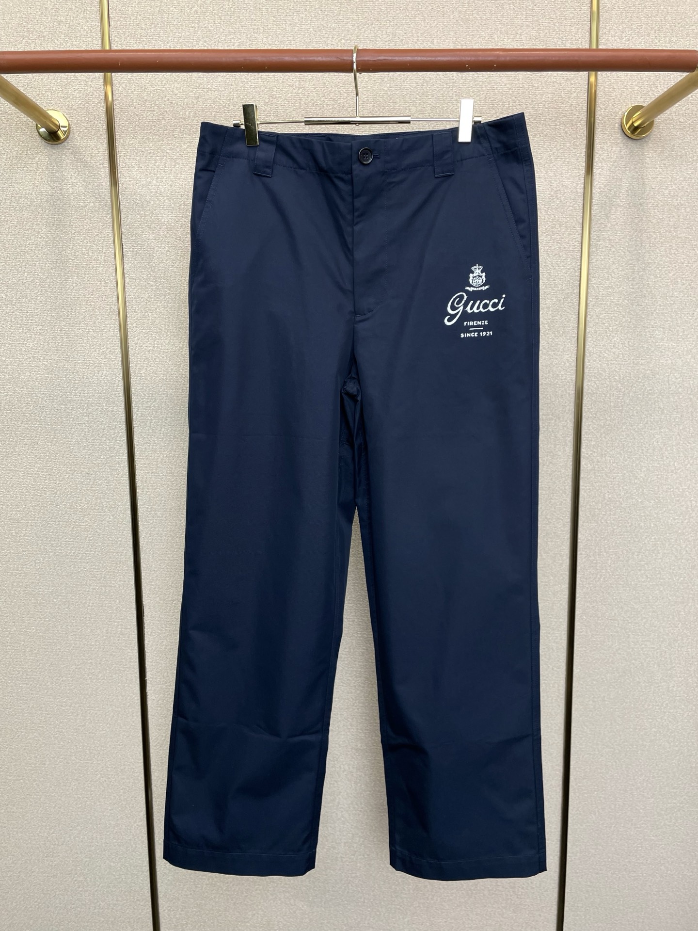 NO:873646,.Gucci’s new style of casual pants is a high-end version!  Custom-made fabrics at the counter are highly breathable and comfortable, with impeccable details and brand element design concepts, reflecting high quality. It feels delicate and soft!  It presents a casual cut and the upper body shape is awesome!  Code number: 46.48.50.52,,gucci,gucci,19860909.Gucci古驰砸锅卖铁都要上的新款新款休闲裤 高端版本！专柜定制面料 透气舒适度高,细节无可挑剔,品牌元素设计理念,体现高品质.手感细腻柔软！呈现休闲裁剪,上身版型超赞！码数:46.48.50.52,,gucci,gucci,,Men's clothing
