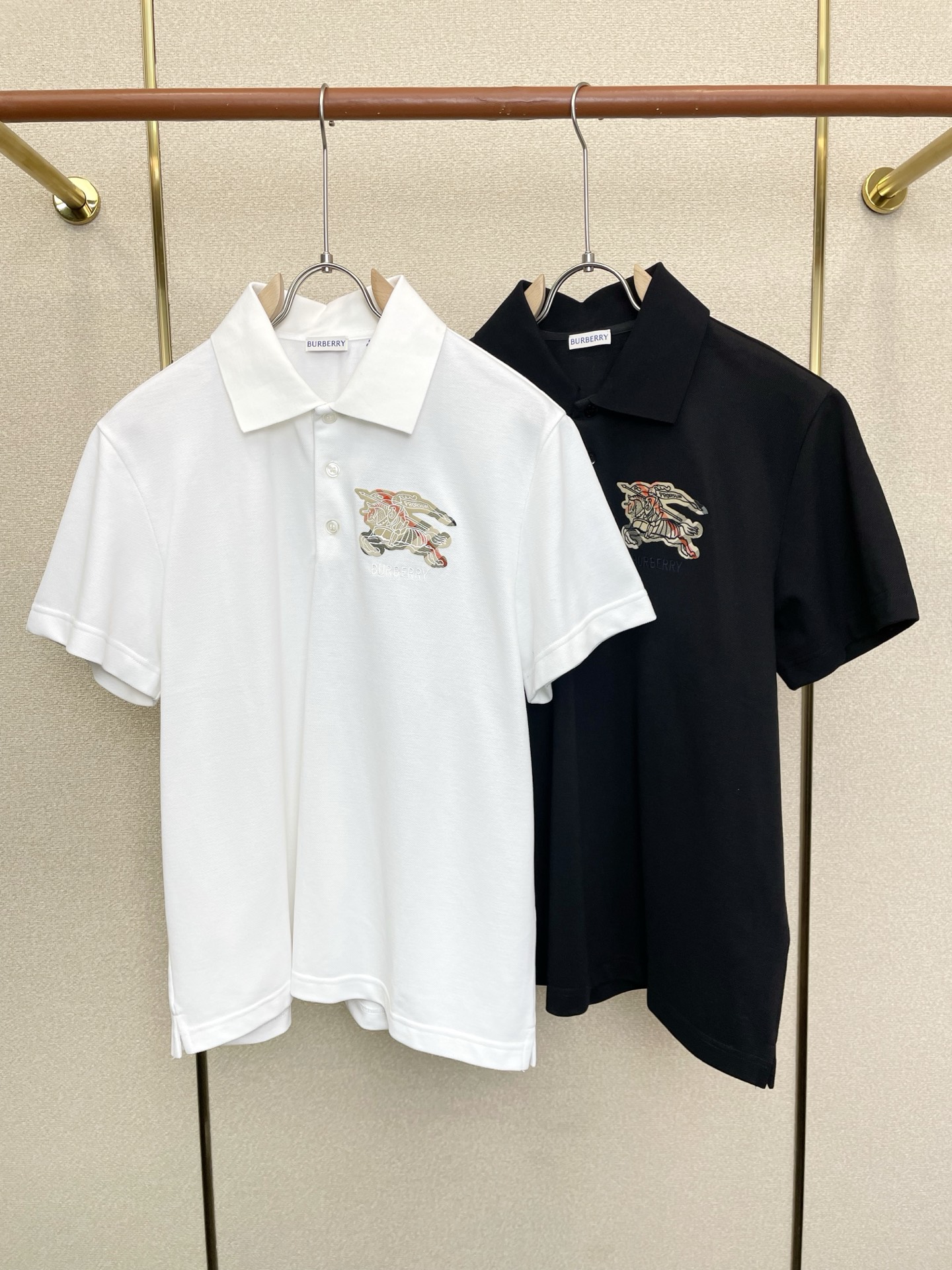 NO:873521,.Burberry's new and popular men's casual short-sleeved original singles. High-end customization. High-end version. Fashionable and versatile imported fabrics. Super soft and delicate feel. Skin-friendly and comfortable to wear. High-end boutique. The upper body is finely made by the factory. It is a must-have item for men. Three complete standards. Size S-XL,, burberry, burberry, T-shirt,19860909.Burberry巴宝莉砸锅卖铁都要上的新款新款原单男士休闲短袖 高端定制 高端版本 时尚百搭爆款进口面料 手感超柔软细腻 穿着亲肤舒适 高端精品 代工厂精细做上身非常赞 男士必备单品 三标齐全 码数S-XL,,burberry,burberry,T-shirt,,Men's clothing