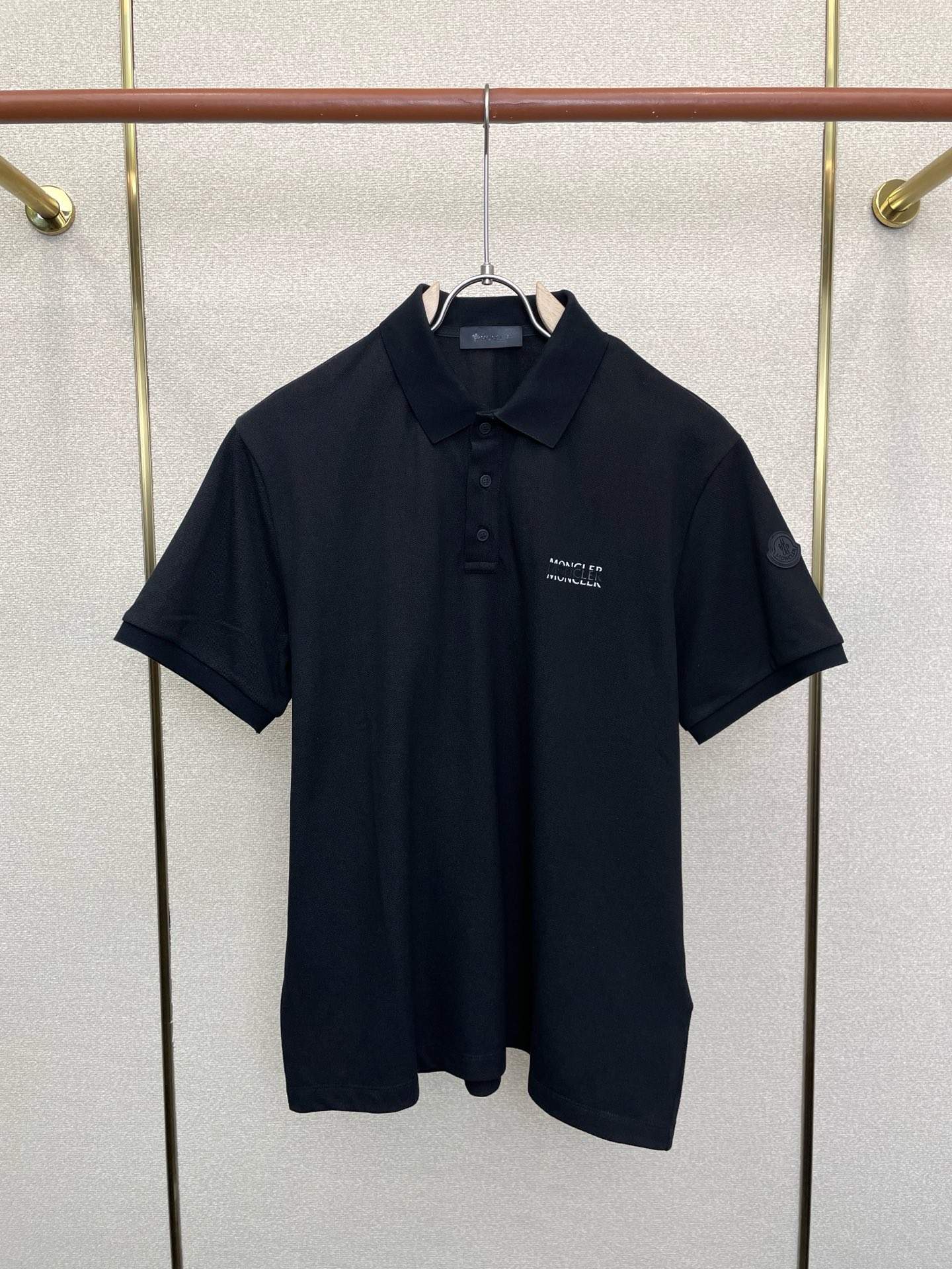 NO:873681,.Moncler's new and original men's casual short-sleeve, high-end customized, high-end version, fashionable and versatile imported fabrics, super soft and delicate to the touch, skin-friendly and comfortable to wear, high-end boutique, exquisite upper body made by the factory, very good, a must-have item for men, complete with three standards, size S-XL, Moncler, T-shirt,19860909.Moncler蒙口砸锅卖铁都要上的新款新款原单男士休闲短袖 高端定制 高端版本 时尚百搭爆款进口面料 手感超柔软细腻 穿着亲肤舒适 高端精品 代工厂精细做上身非常赞 男士必备单品 三标齐全 码数S-XL,,Moncler,T-shirt,,Men's clothing