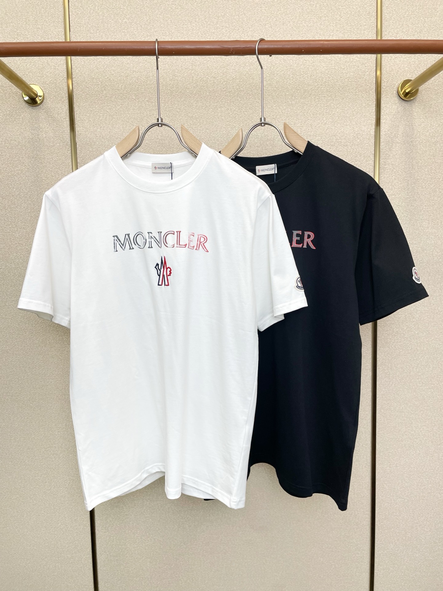 。Moncler蒙口💥砸锅卖铁都要上的新款新款男士休闲短袖 高端定制 高端版本 时尚百搭爆款⚠️⚠️✨✨
