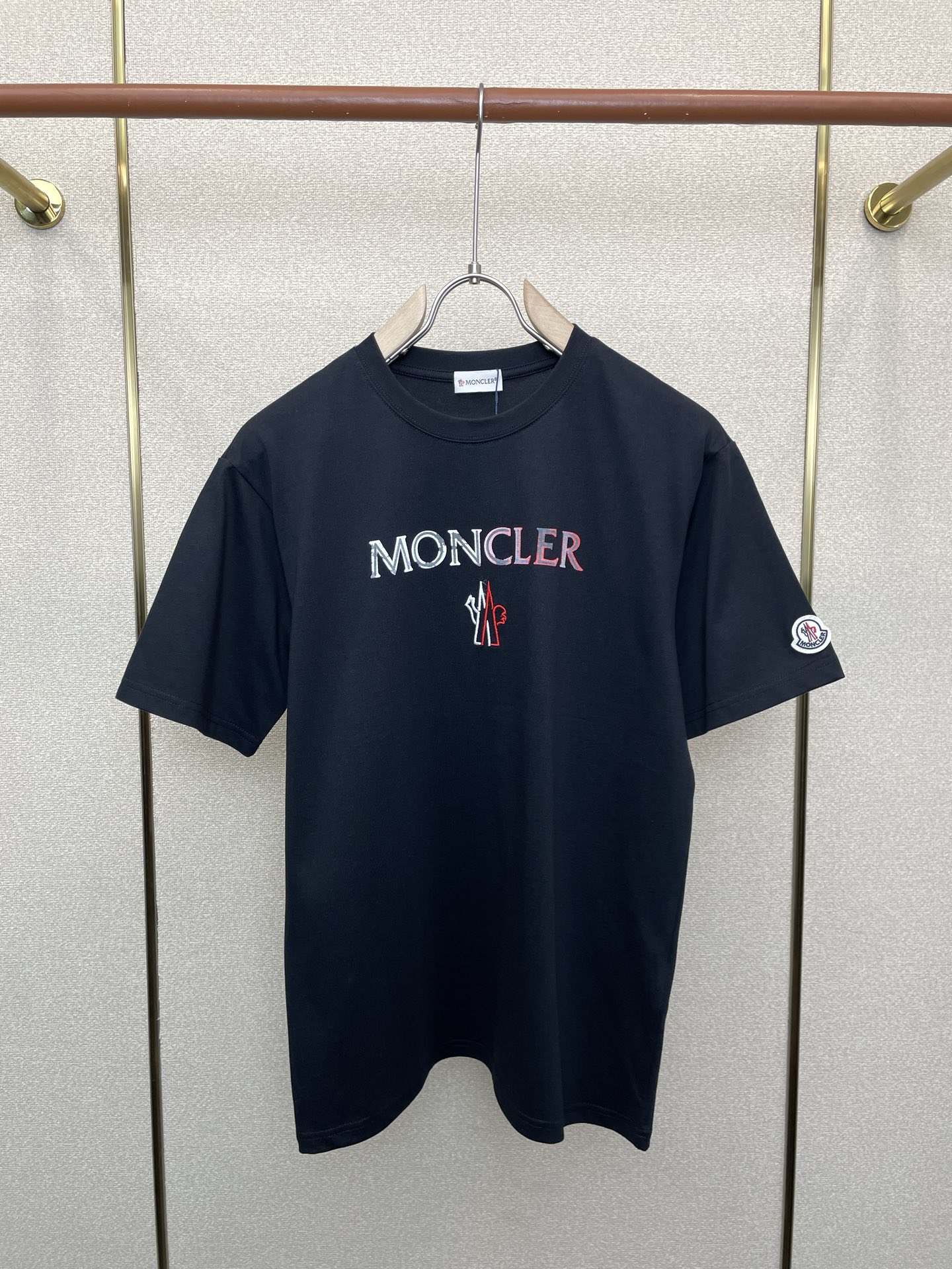 。Moncler蒙口💥砸锅卖铁都要上的新款新款男士休闲短袖 高端定制 高端版本 时尚百搭爆款⚠️⚠️✨✨