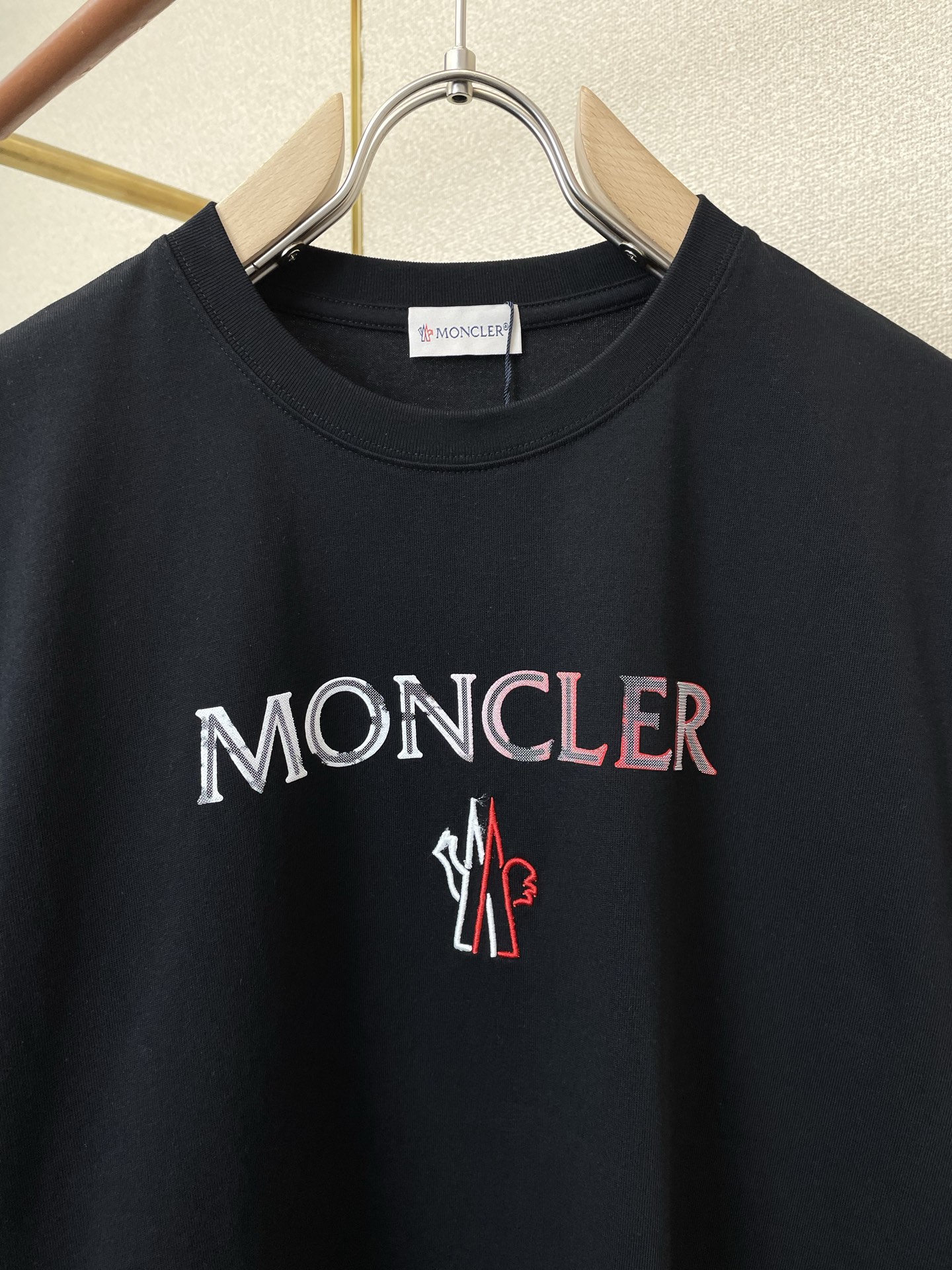 。Moncler蒙口💥砸锅卖铁都要上的新款新款男士休闲短袖 高端定制 高端版本 时尚百搭爆款⚠️⚠️✨✨