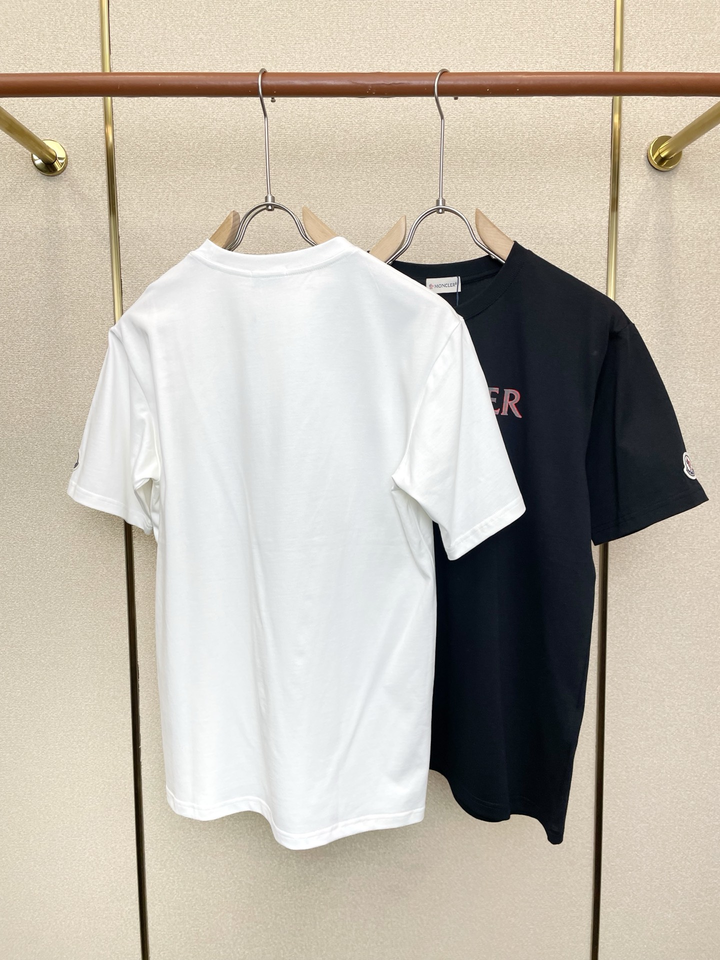 。Moncler蒙口💥砸锅卖铁都要上的新款新款男士休闲短袖 高端定制 高端版本 时尚百搭爆款⚠️⚠️✨✨