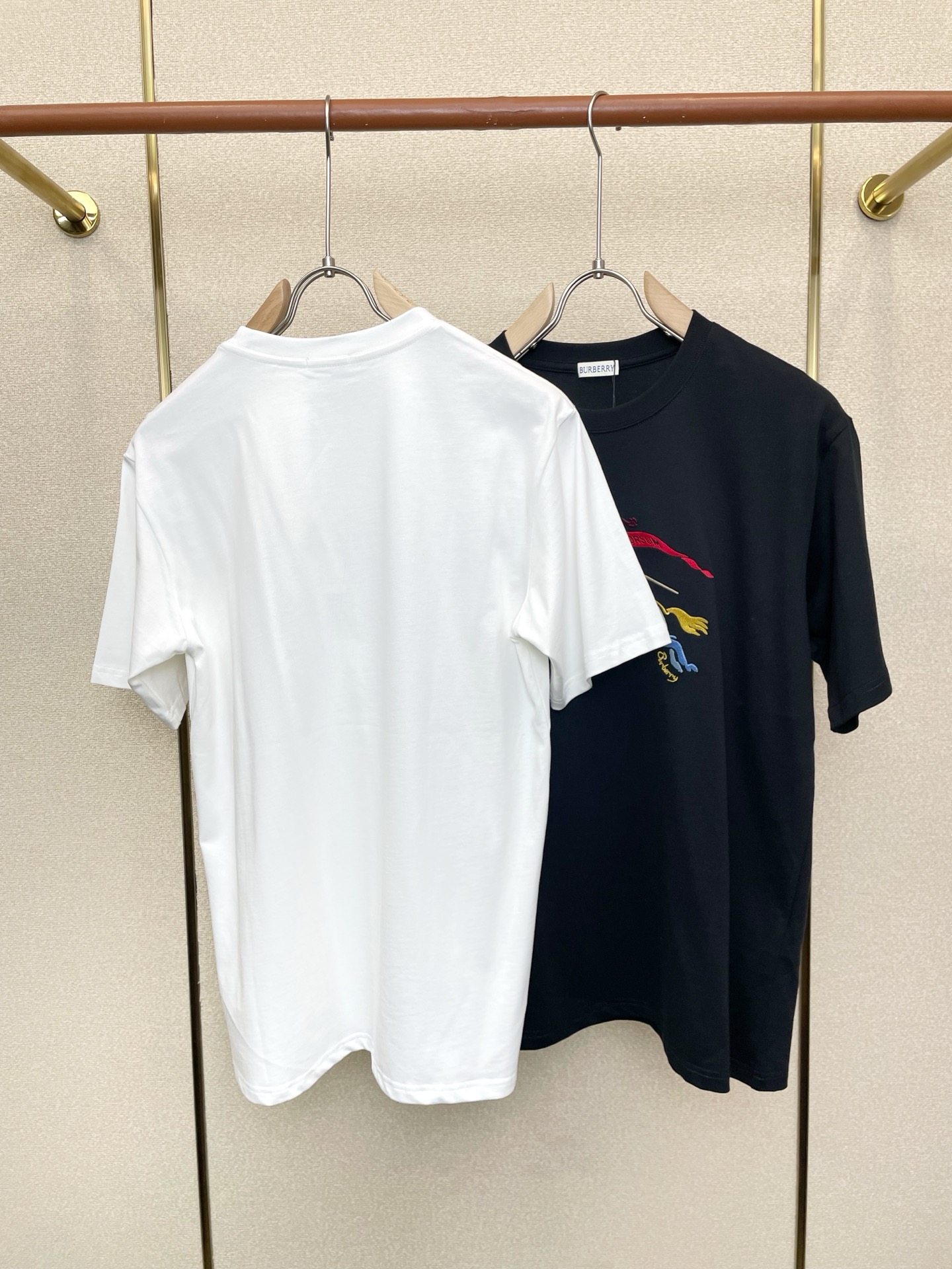 。Burberry巴宝莉💥砸锅卖铁都要上的新款新款男士休闲短袖 高端定制 高端版本 时尚百搭爆款⚠️⚠️