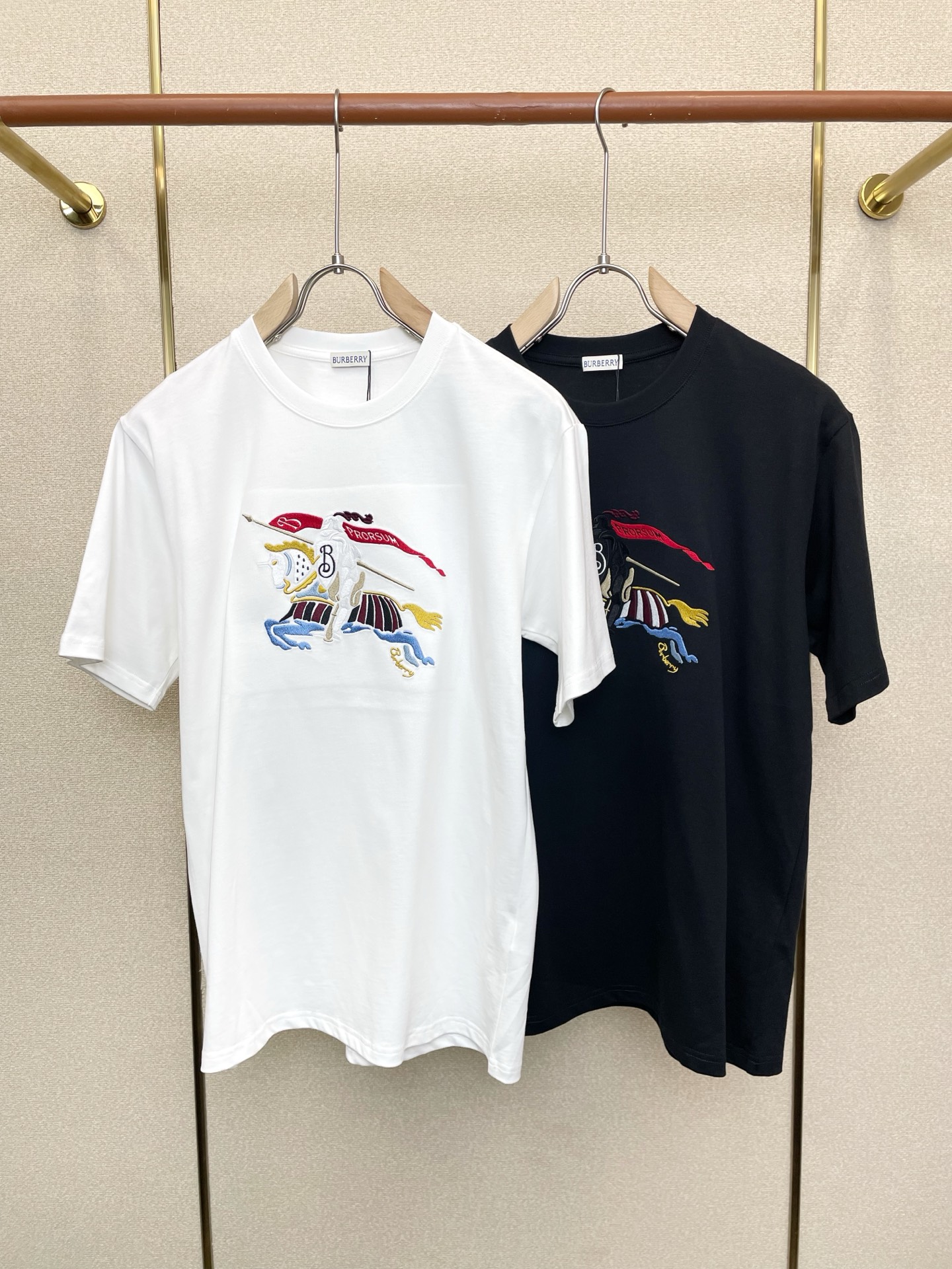 。Burberry巴宝莉💥砸锅卖铁都要上的新款新款男士休闲短袖 高端定制 高端版本 时尚百搭爆款⚠️⚠️