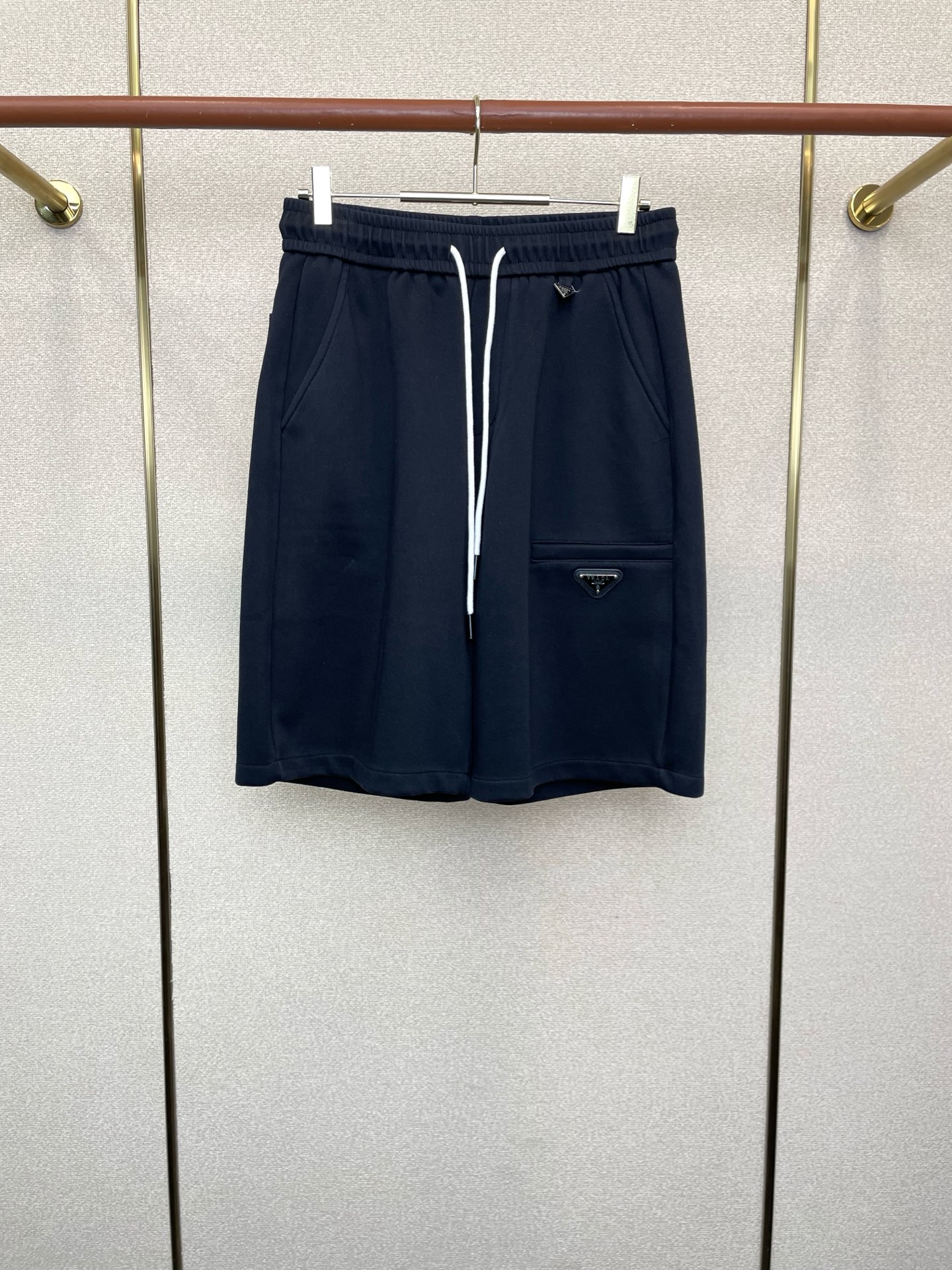 。Prada普拉达💥砸锅卖铁都要上的新款新款休闲短裤🩳高端版本！专柜定制面料 透气舒适度高，细节无可挑剔