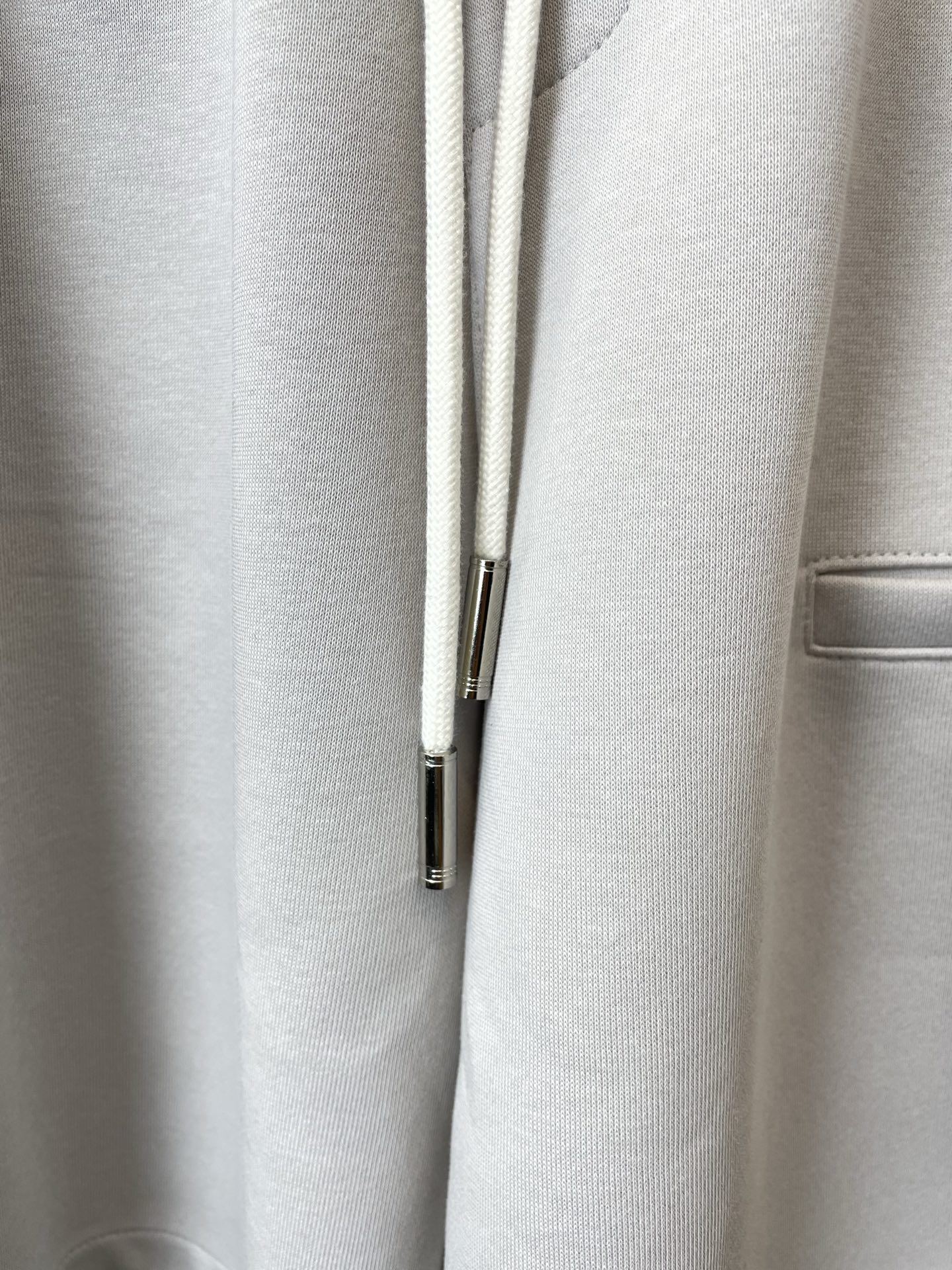 。Prada普拉达💥砸锅卖铁都要上的新款新款休闲短裤🩳高端版本！专柜定制面料 透气舒适度高，细节无可挑剔