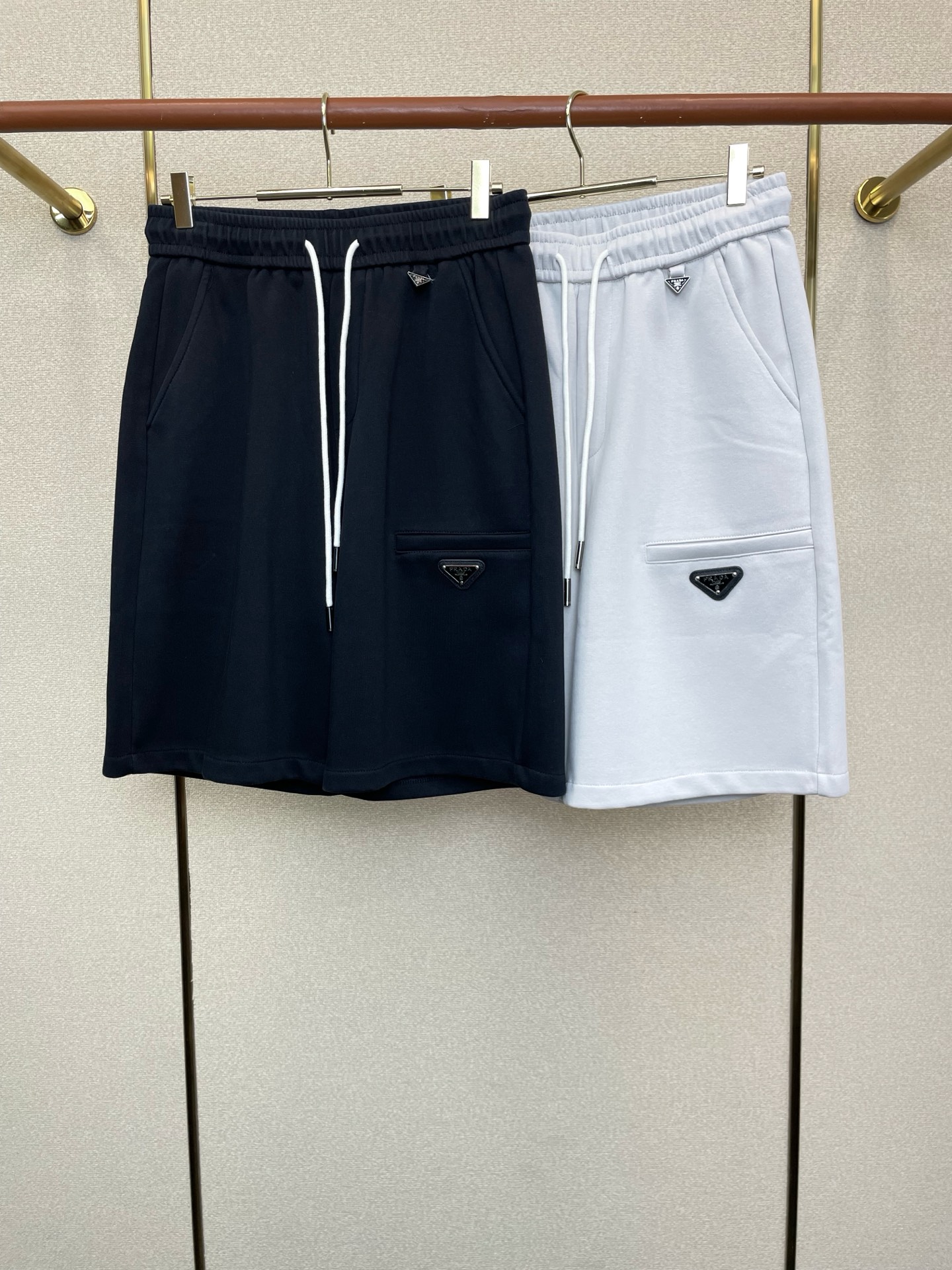 。Prada普拉达💥砸锅卖铁都要上的新款新款休闲短裤🩳高端版本！专柜定制面料 透气舒适度高，细节无可挑剔