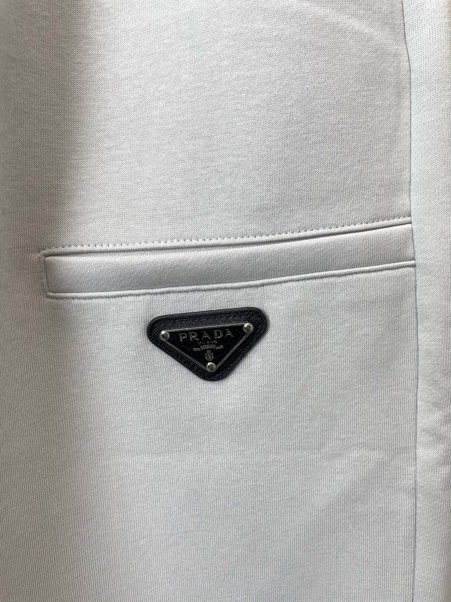 。Prada普拉达💥砸锅卖铁都要上的新款新款休闲短裤🩳高端版本！专柜定制面料 透气舒适度高，细节无可挑剔