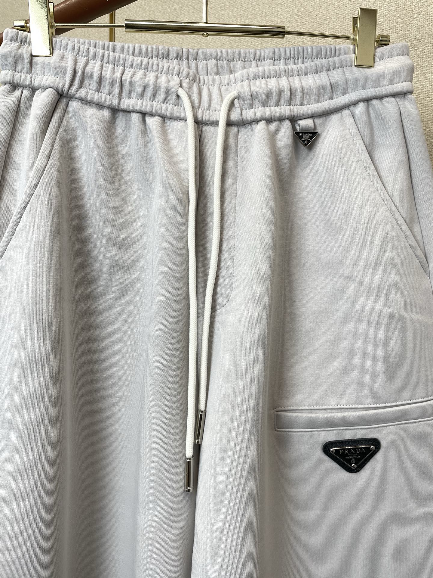 。Prada普拉达💥砸锅卖铁都要上的新款新款休闲短裤🩳高端版本！专柜定制面料 透气舒适度高，细节无可挑剔