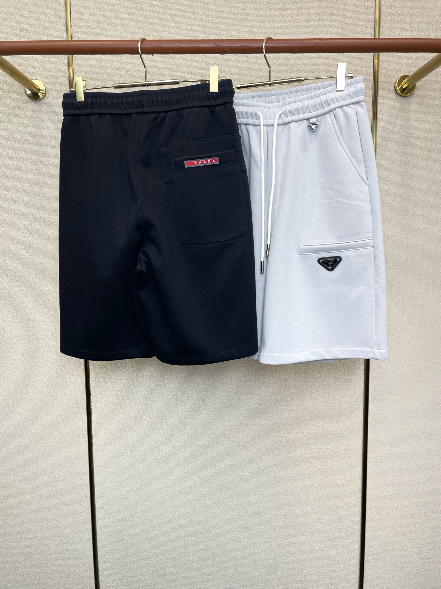 。Prada普拉达💥砸锅卖铁都要上的新款新款休闲短裤🩳高端版本！专柜定制面料 透气舒适度高，细节无可挑剔