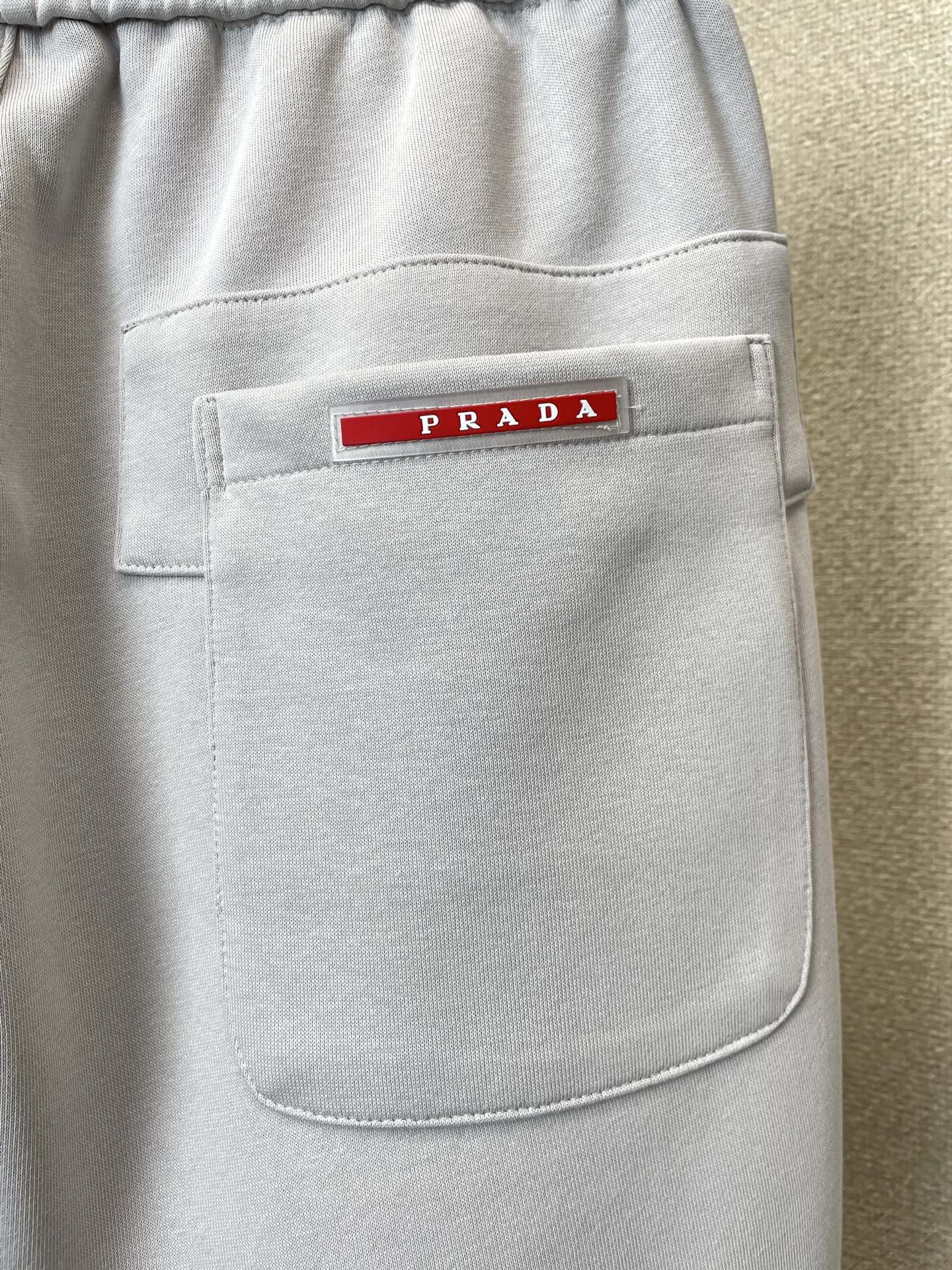 。Prada普拉达💥砸锅卖铁都要上的新款新款休闲短裤🩳高端版本！专柜定制面料 透气舒适度高，细节无可挑剔