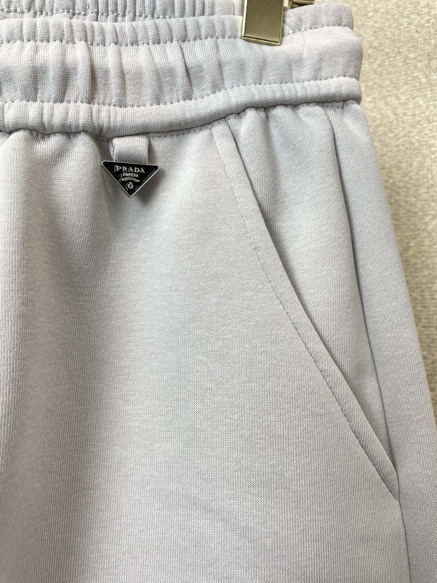 。Prada普拉达💥砸锅卖铁都要上的新款新款休闲短裤🩳高端版本！专柜定制面料 透气舒适度高，细节无可挑剔