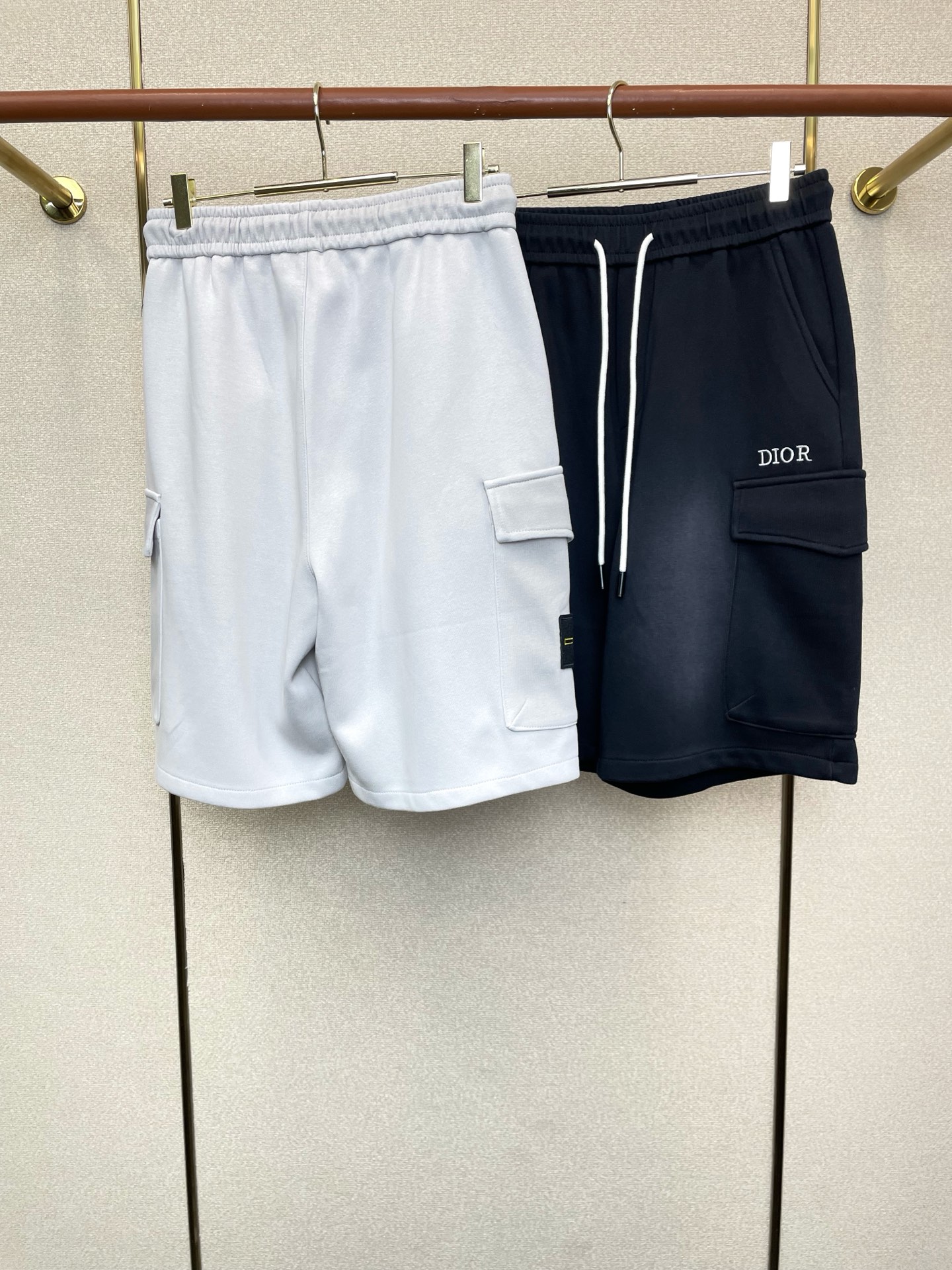 。Dior迪奥💥砸锅卖铁都要上的新款新款休闲短裤🩳高端版本！专柜定制面料 透气舒适度高，细节无可挑剔，品