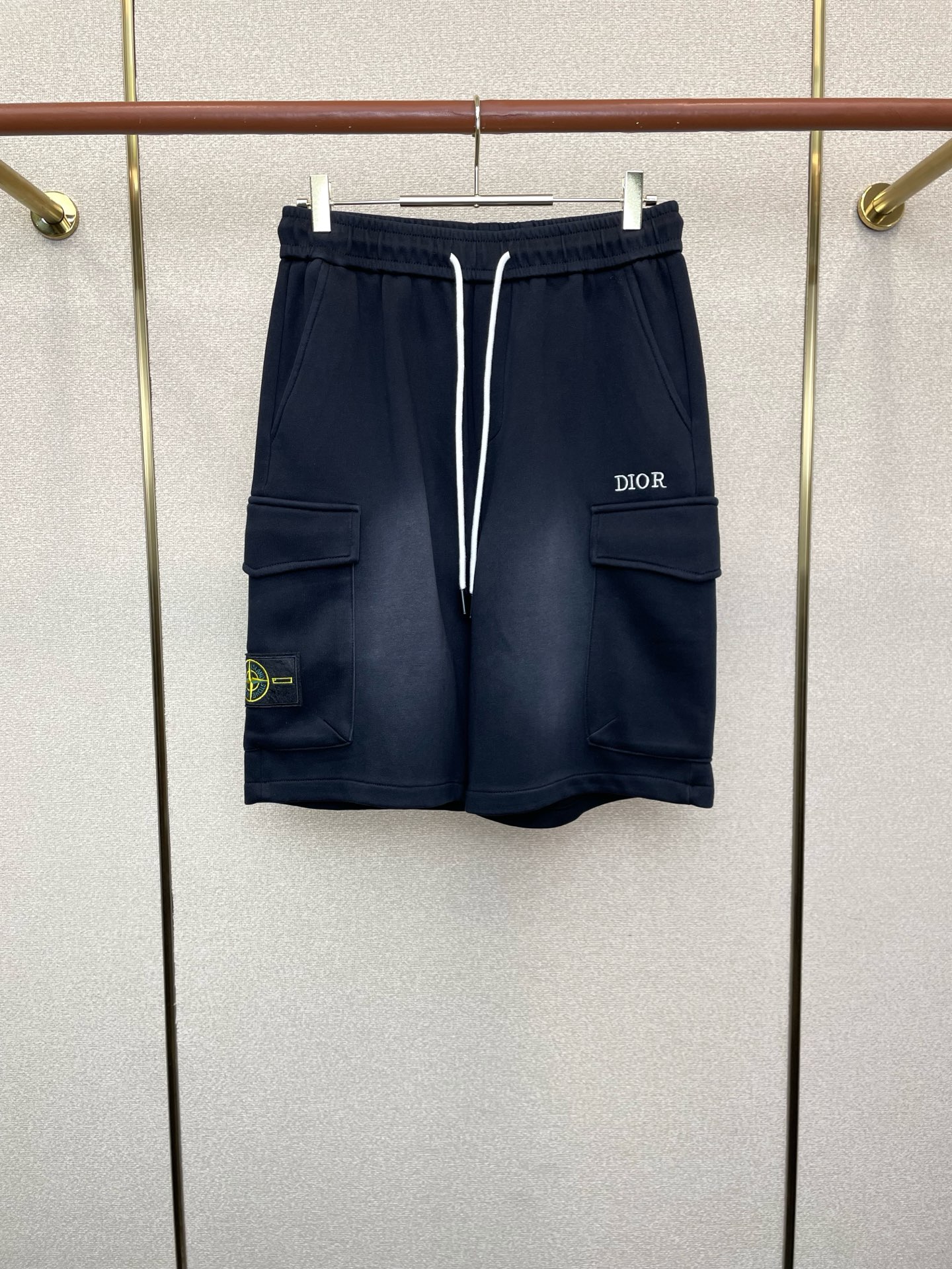 。Dior迪奥💥砸锅卖铁都要上的新款新款休闲短裤🩳高端版本！专柜定制面料 透气舒适度高，细节无可挑剔，品