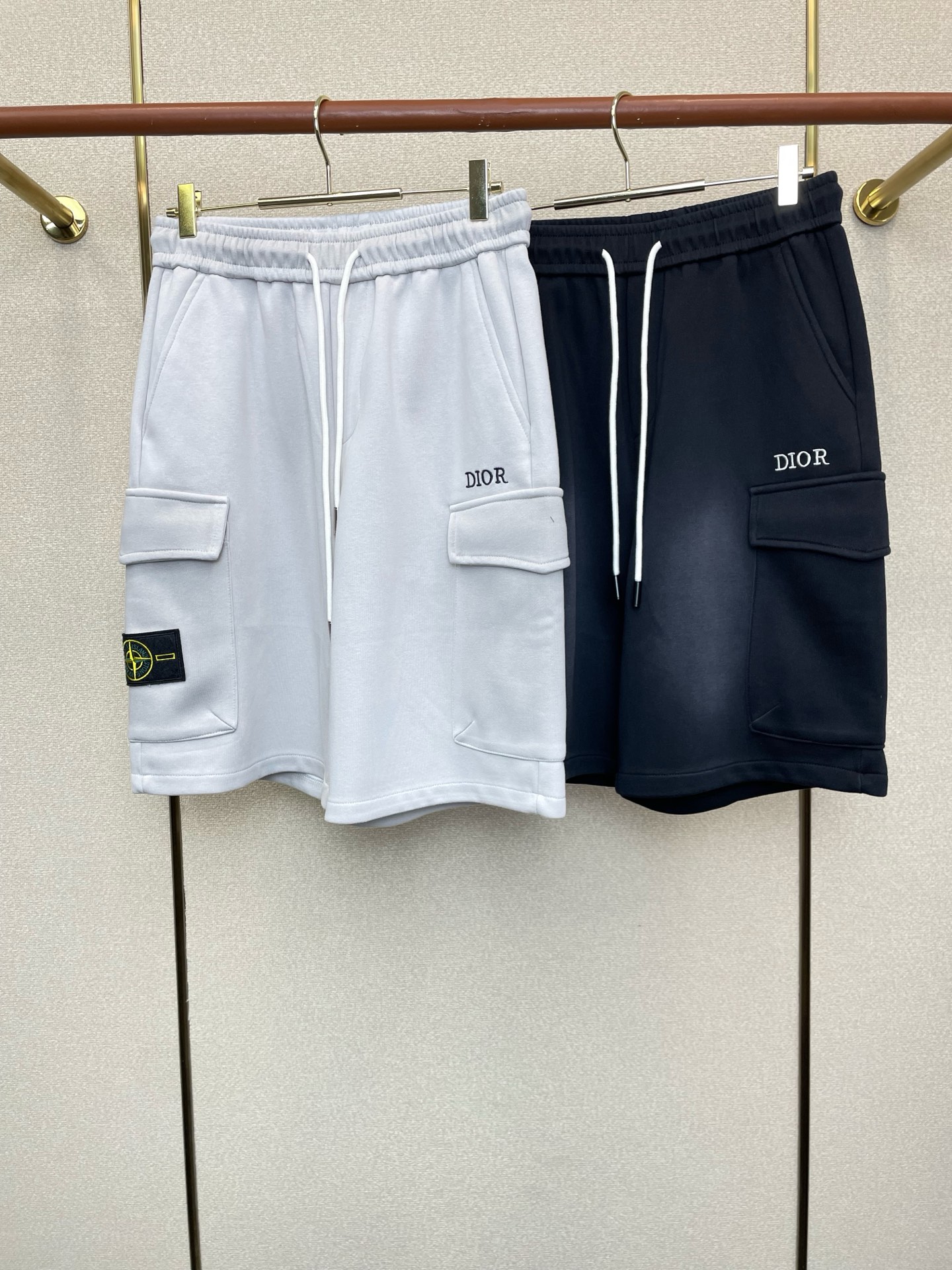 。Dior迪奥💥砸锅卖铁都要上的新款新款休闲短裤🩳高端版本！专柜定制面料 透气舒适度高，细节无可挑剔，品