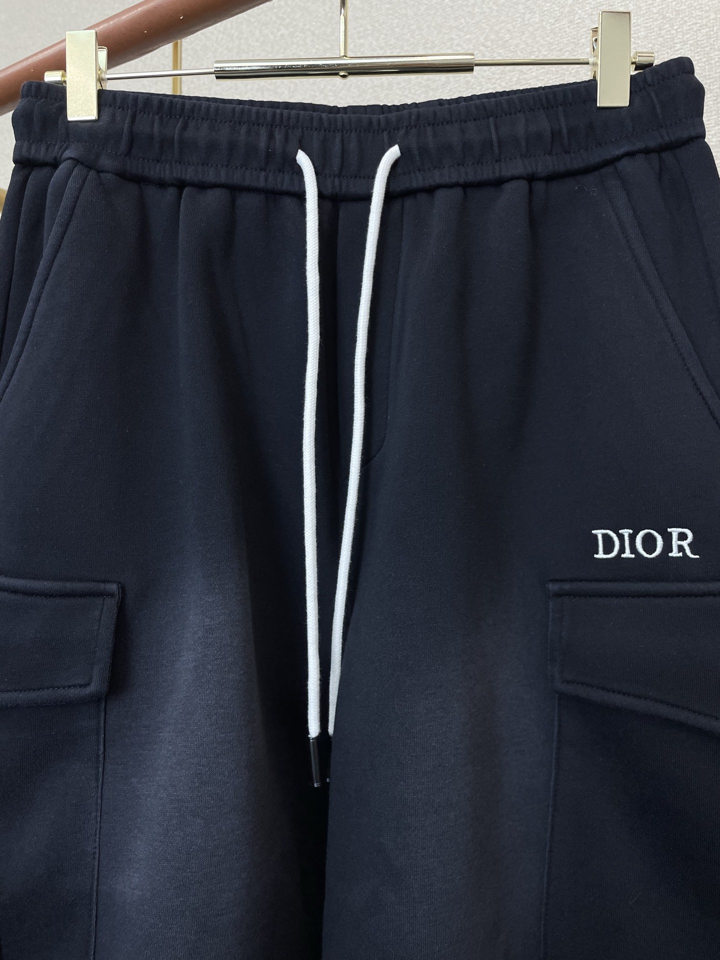 。Dior迪奥💥砸锅卖铁都要上的新款新款休闲短裤🩳高端版本！专柜定制面料 透气舒适度高，细节无可挑剔，品