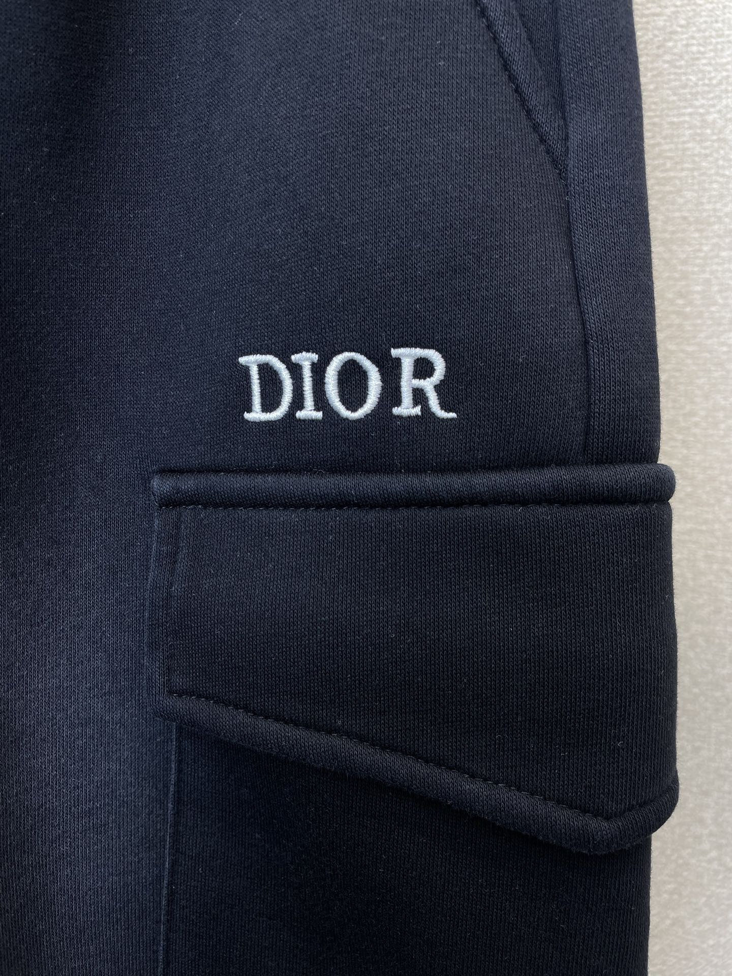 。Dior迪奥💥砸锅卖铁都要上的新款新款休闲短裤🩳高端版本！专柜定制面料 透气舒适度高，细节无可挑剔，品