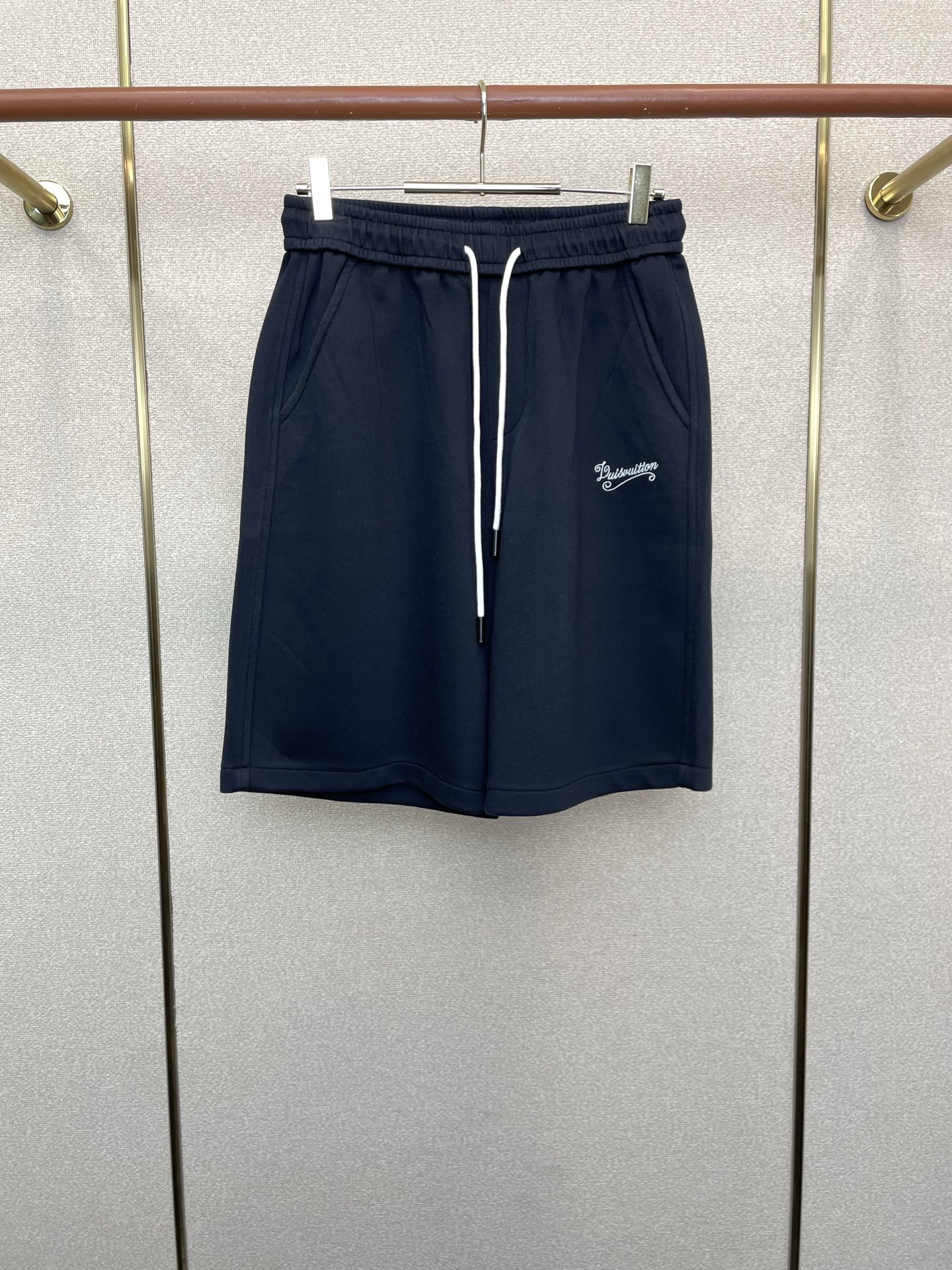 。Louis Vuitton路易威登💥砸锅卖铁都要上的新款新款休闲短裤🩳高端版本！专柜定制面料 透气舒适