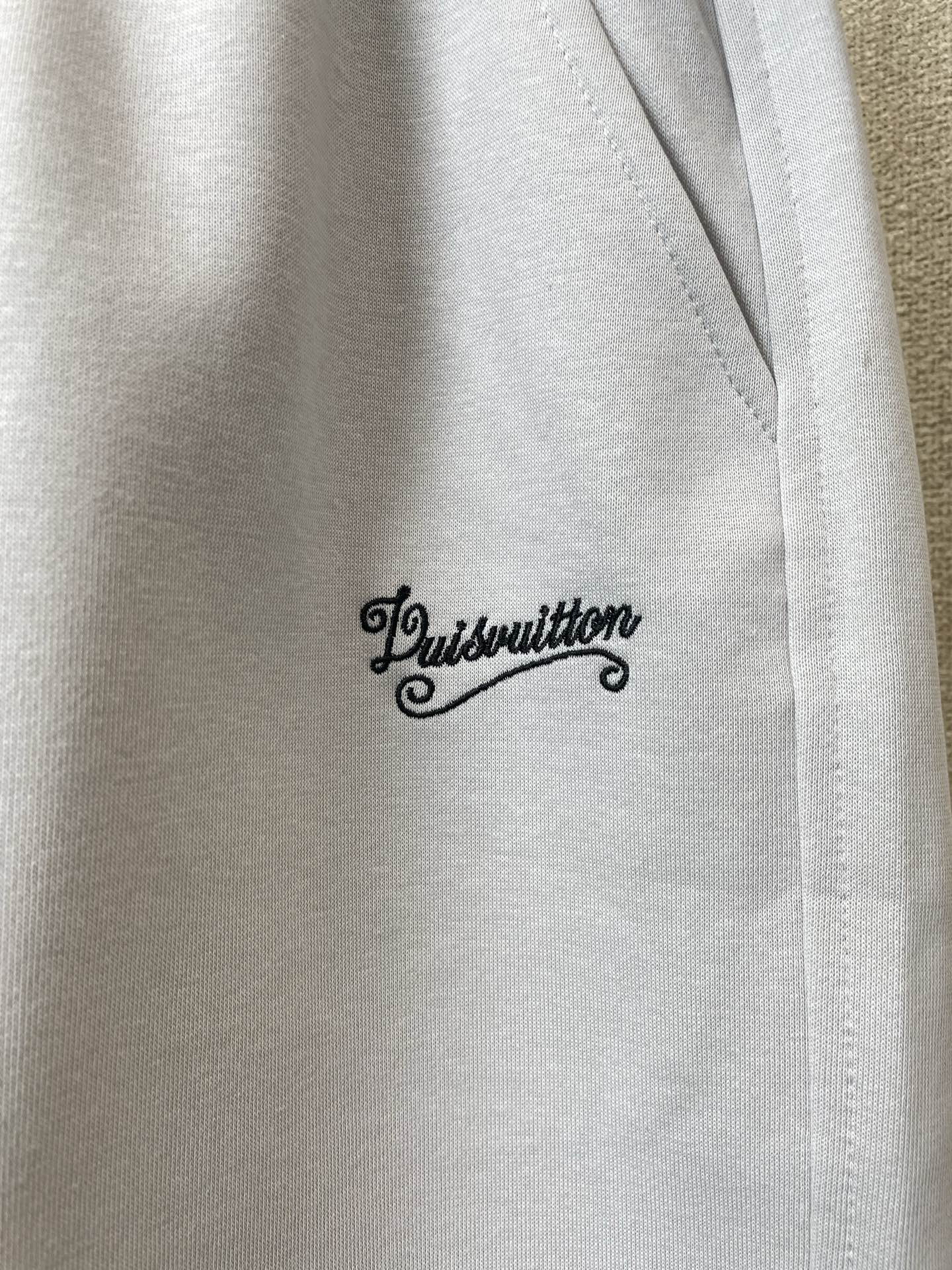 。Louis Vuitton路易威登💥砸锅卖铁都要上的新款新款休闲短裤🩳高端版本！专柜定制面料 透气舒适