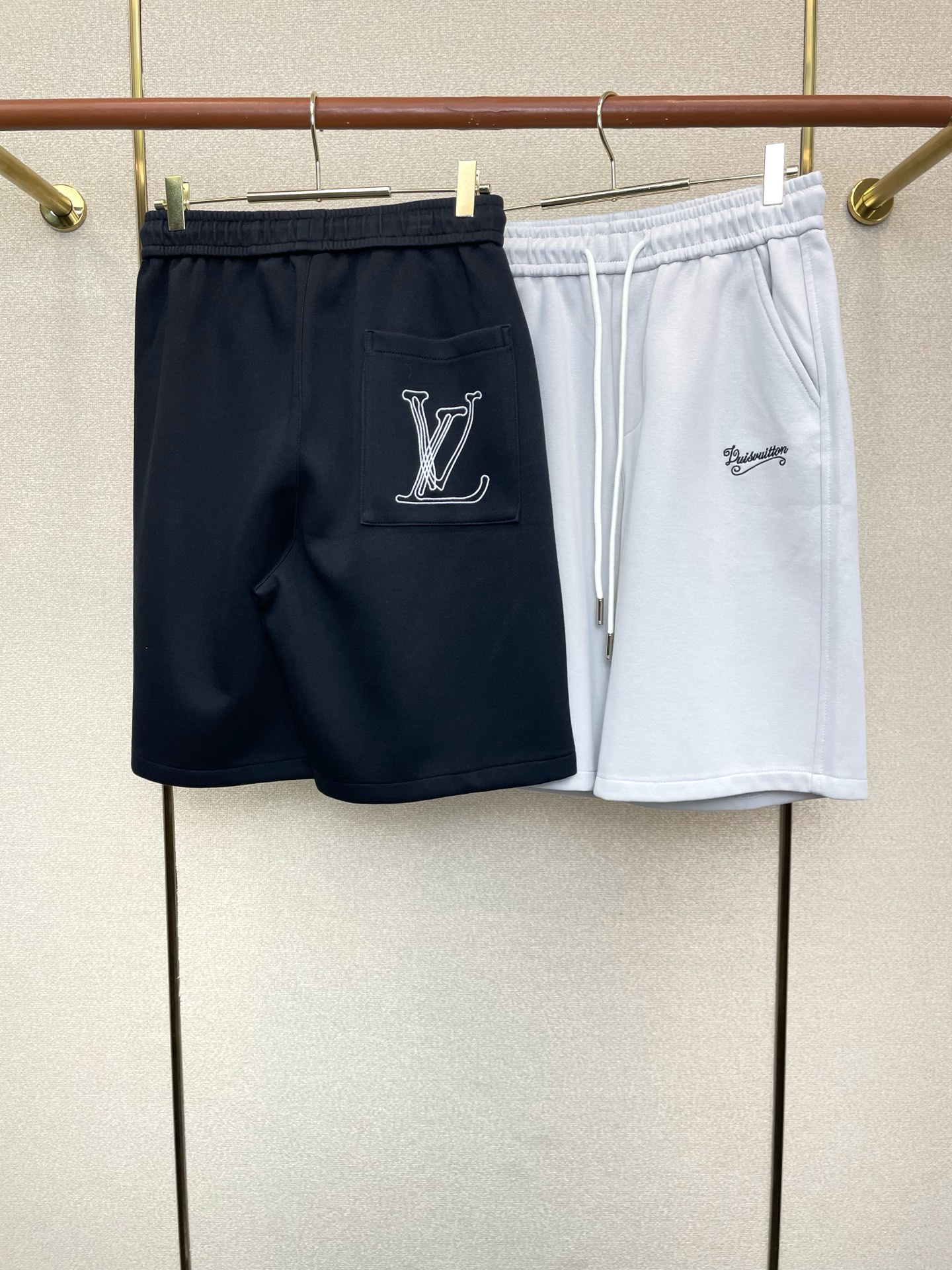 。Louis Vuitton路易威登💥砸锅卖铁都要上的新款新款休闲短裤🩳高端版本！专柜定制面料 透气舒适